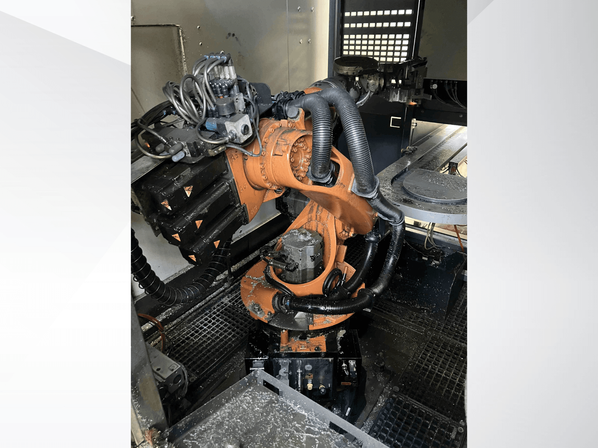 Ramię robota KUKA KR 16 widziane z góry, prezentujące komponenty mechaniczne i okablowanie w środowisku warsztatowym.
