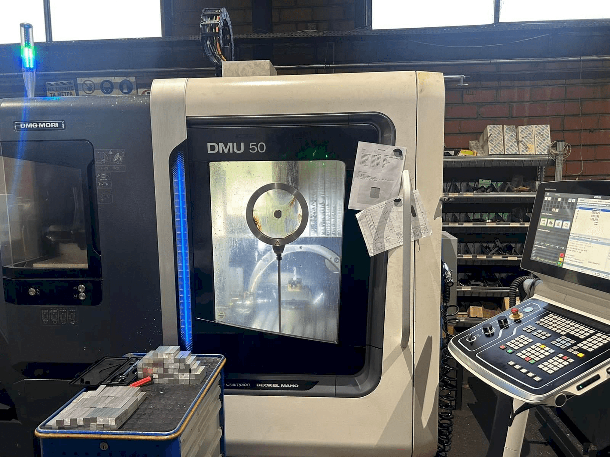 Widok z przodu maszyny DMG MORI DMU 50