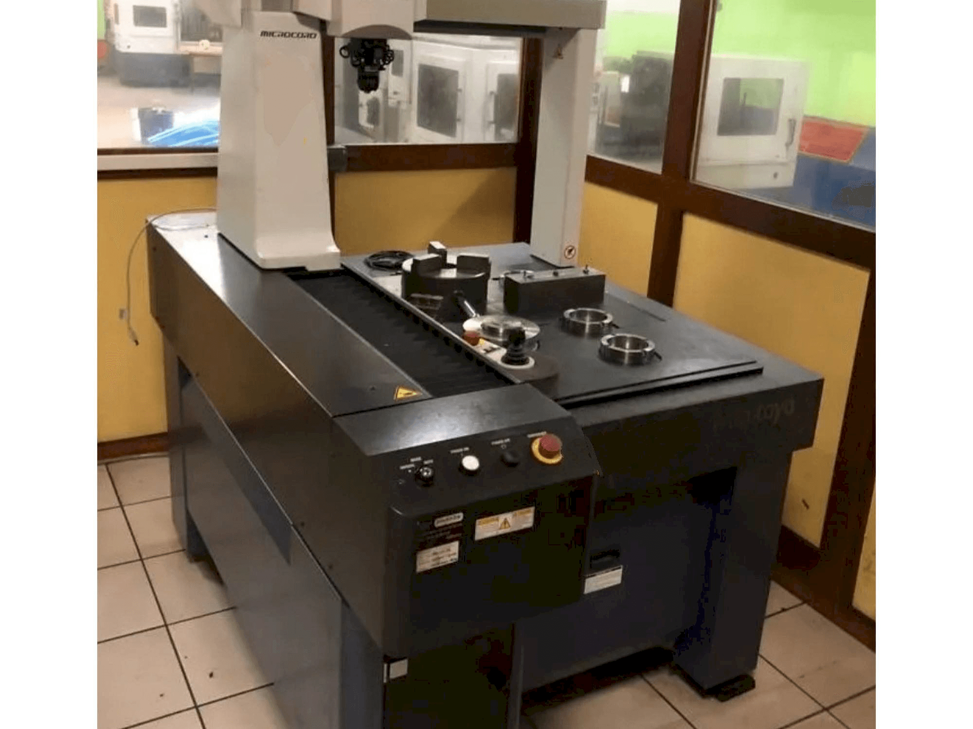 Widok z przodu maszyny Mitutoyo CRYSTA-APEX S574