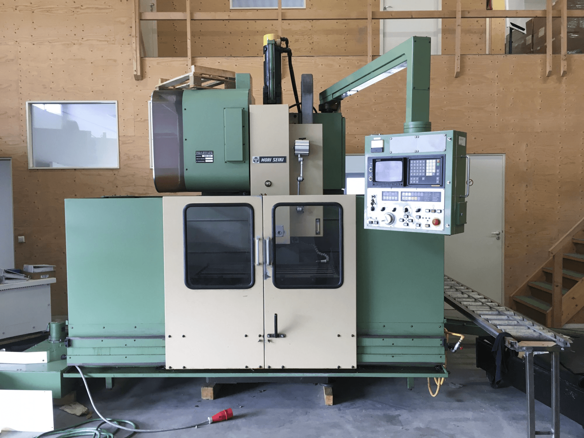 Widok z przodu maszyny MORI SEIKI MV-45/40