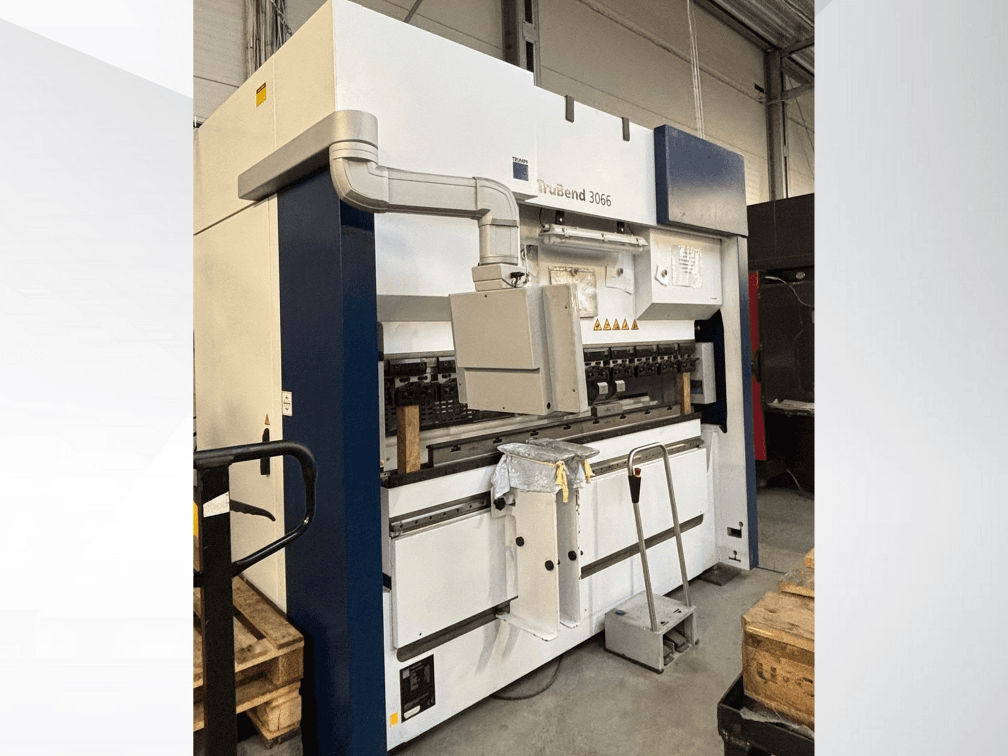 Giętarka Trubend 3066, widok z przodu, pokazujący elementy sterujące, metalową ramę i zabezpieczenia w warunkach warsztatowych.
