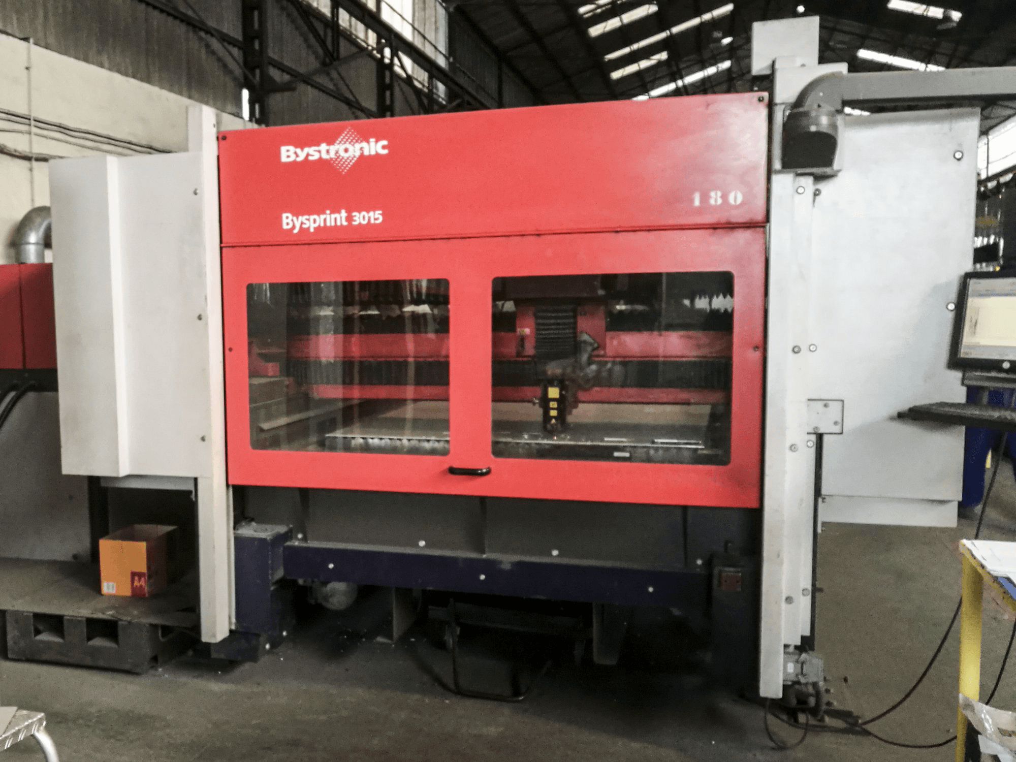 Widok z przodu maszyny Bystronic BySprint 3015