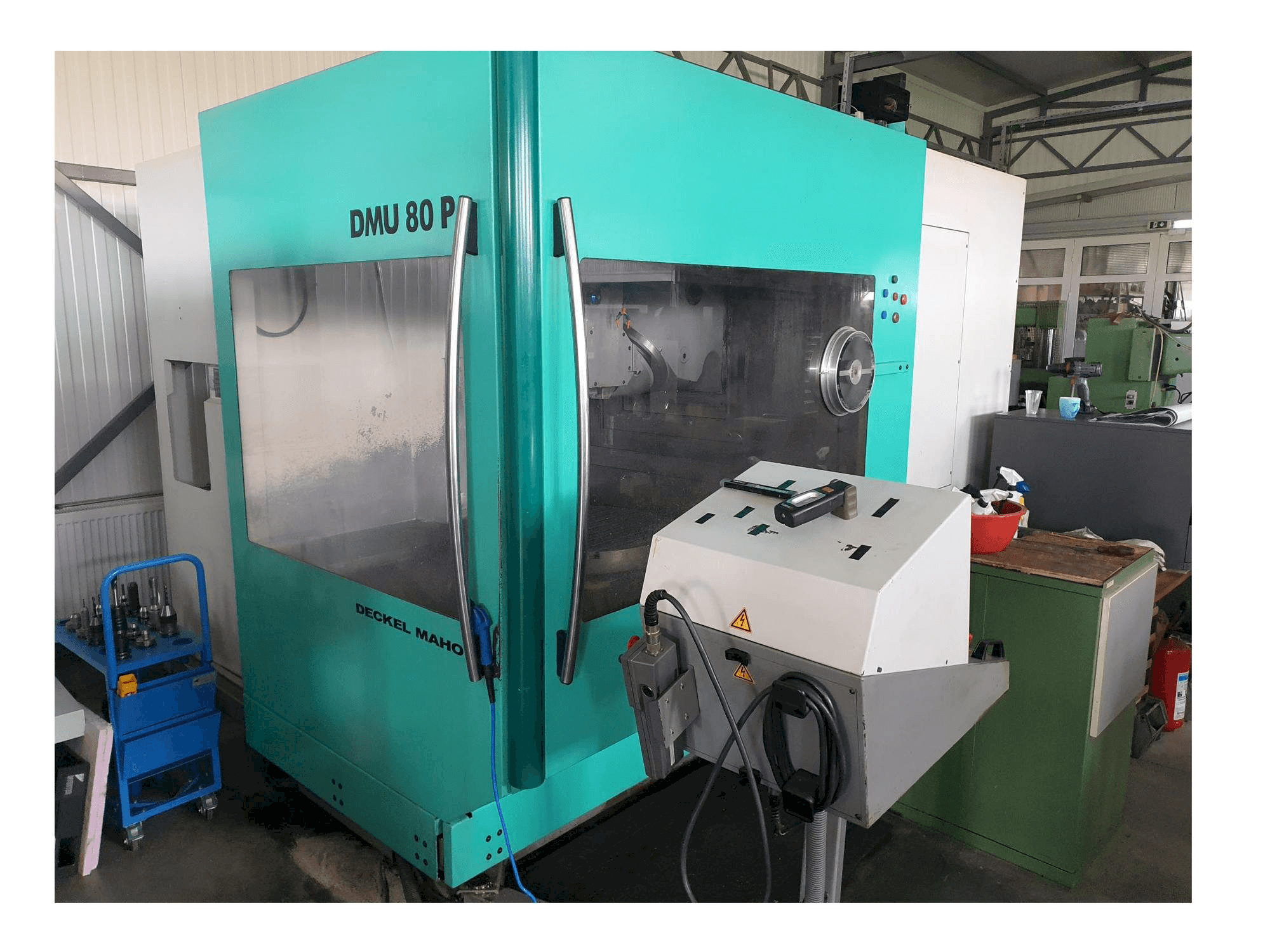 Widok z przodu maszyny DECKEL MAHO DMU 80 P