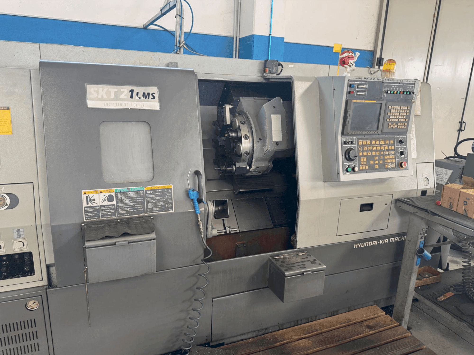 Widok z przodu maszyny HYUNDAI KIA SKT 21 LMS