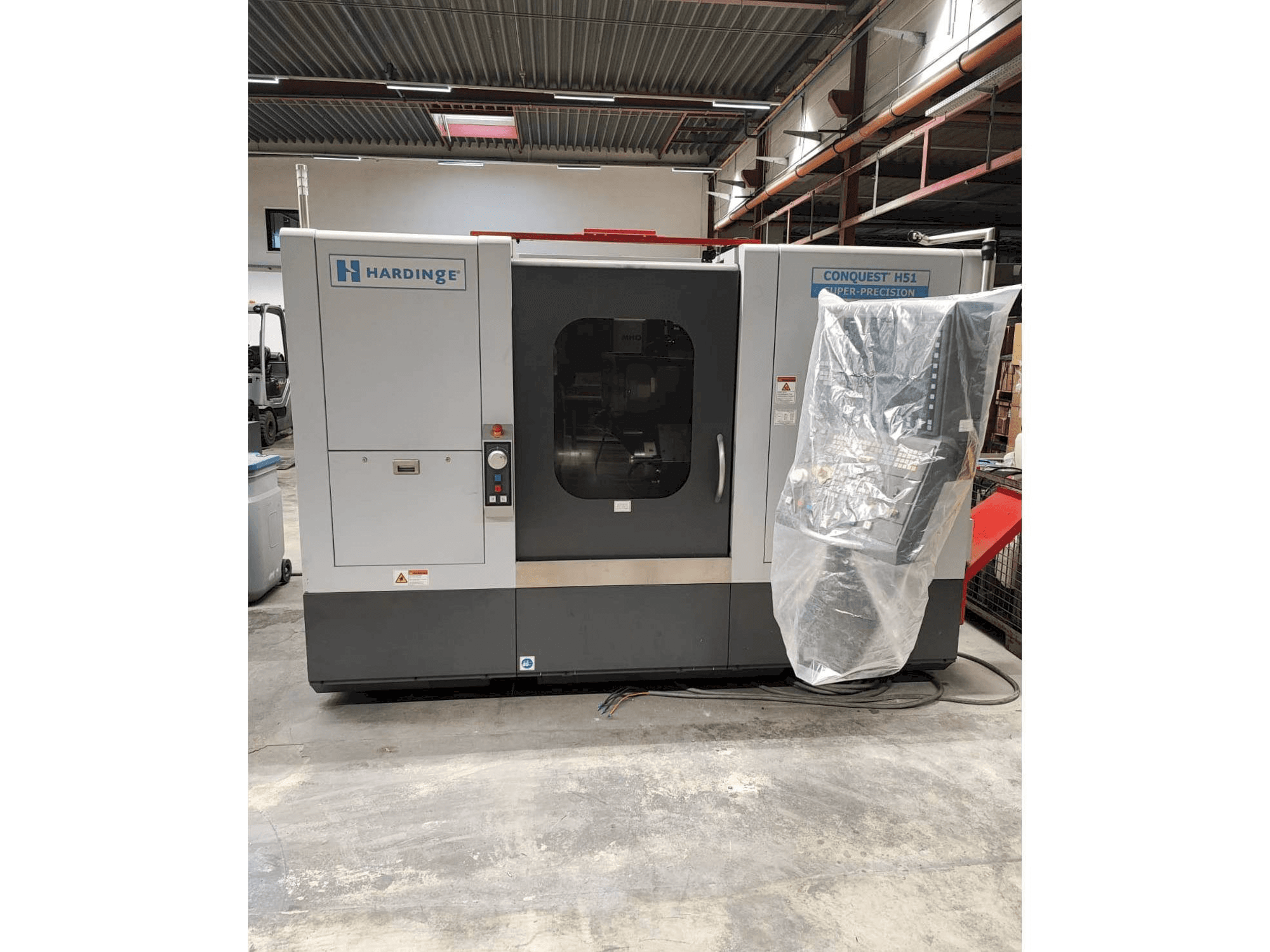 Widok z przodu maszyny HARDINGE CONQUEST H51