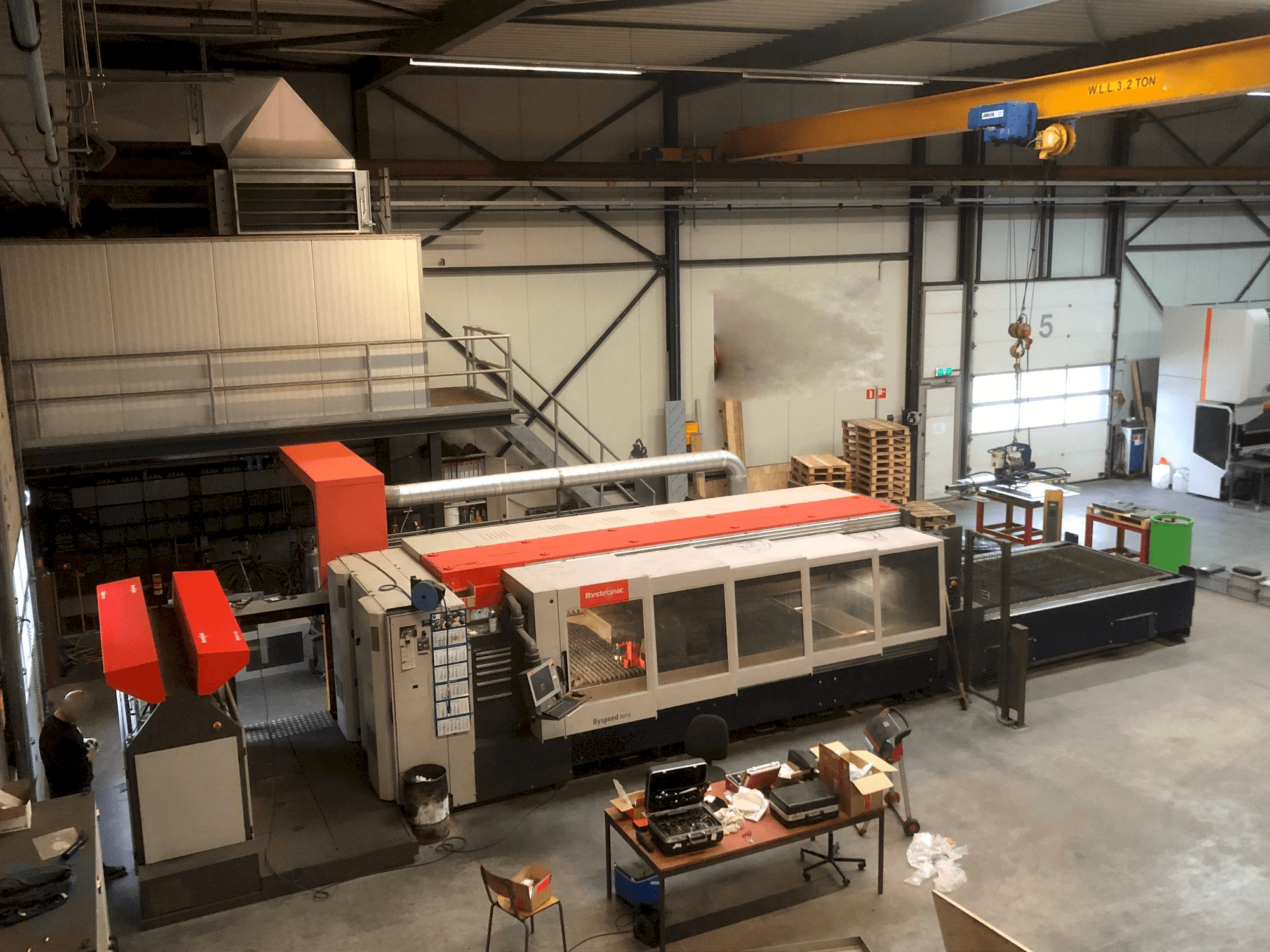 Widok z przodu maszyny Bystronic Byspeed 3015