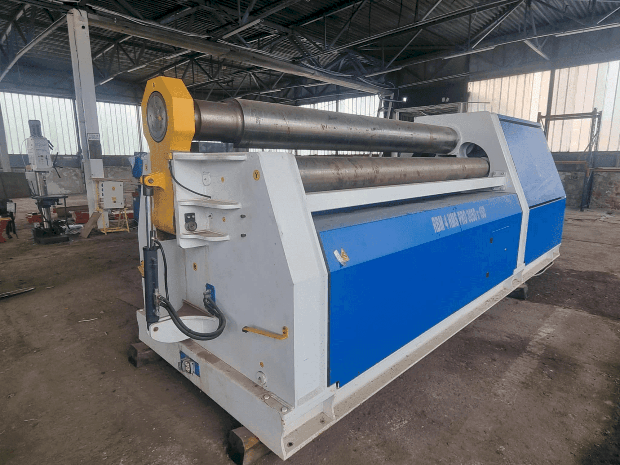 Widok z przodu maszyny Metallkraft RBM 4 HMS Pro 3050-150