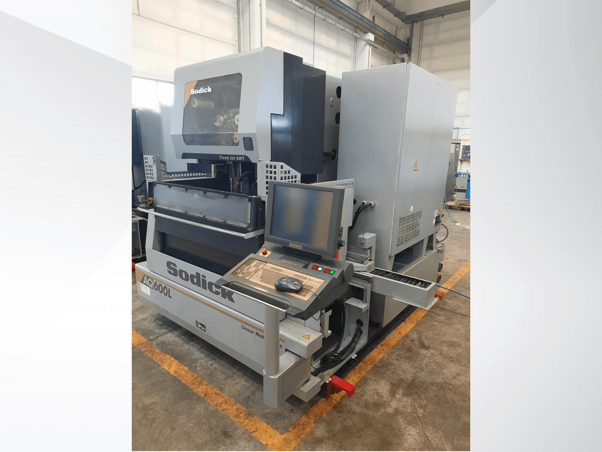 Maszyna liniowa Sodick AC600L w widoku z boku, prezentująca panel sterowania, stałą dyszę i cechy wzornictwa przemysłowego.