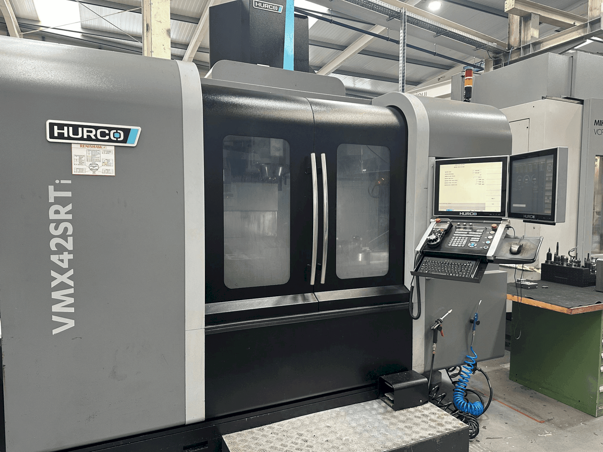 Widok z przodu maszyny Hurco VMX 42 SRTi