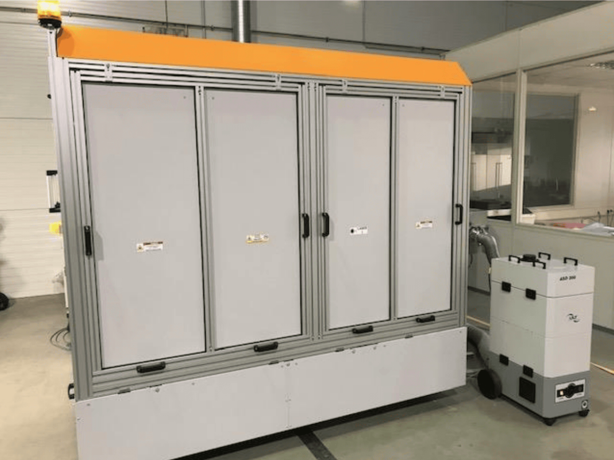 Maszyna do cięcia laserem światłowodowym 4JET Pearl M, widok z przodu, z widocznym światłem bezpieczeństwa, panelem sterowania i podłączoną jednostką odciągową.