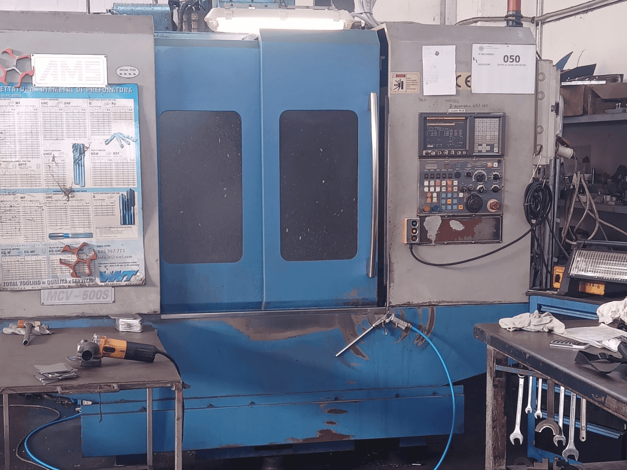 Widok z przodu maszyny MORI SEIKI MCV 500