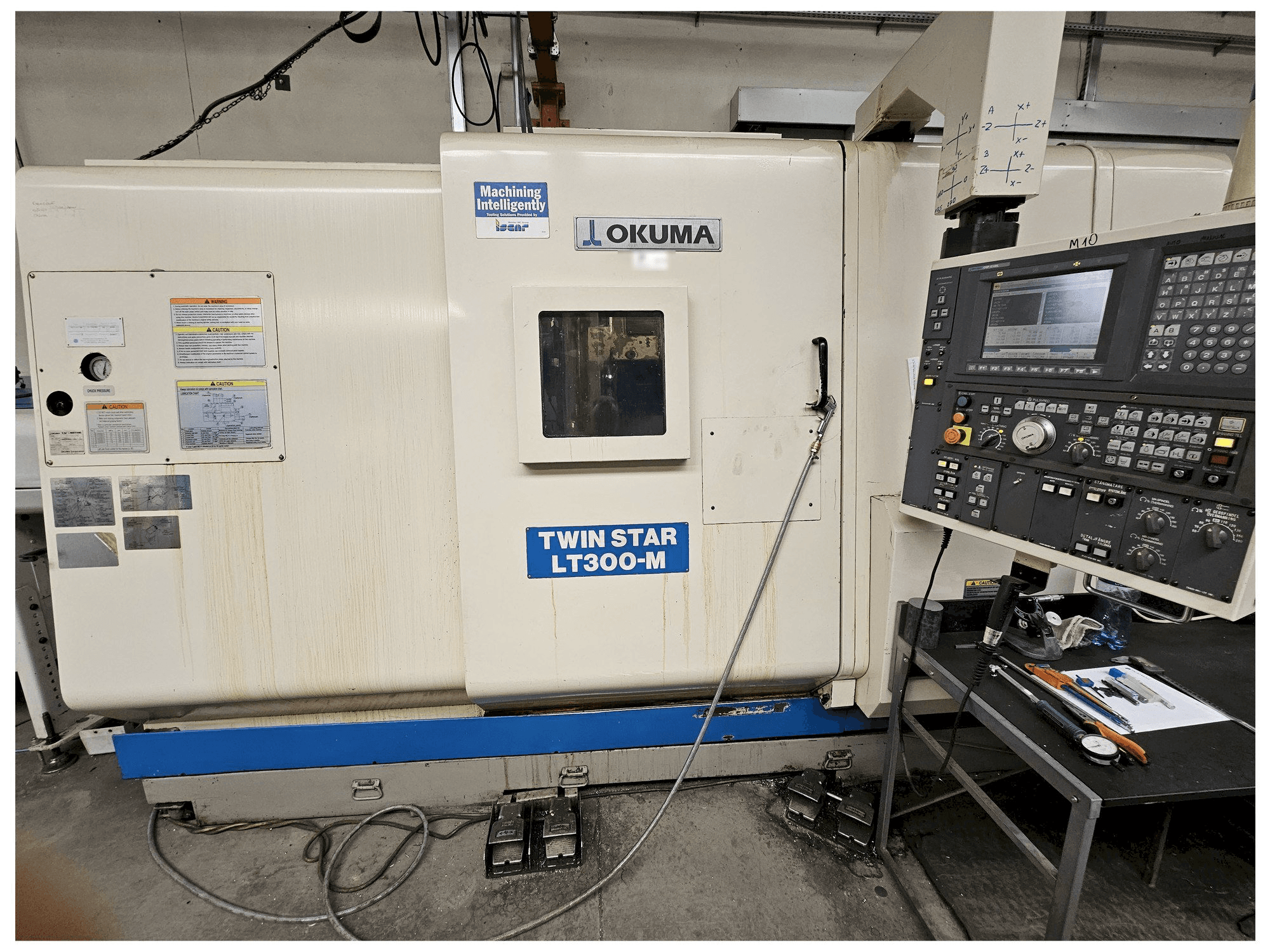 Widok z przodu maszyny Okuma LT300-M