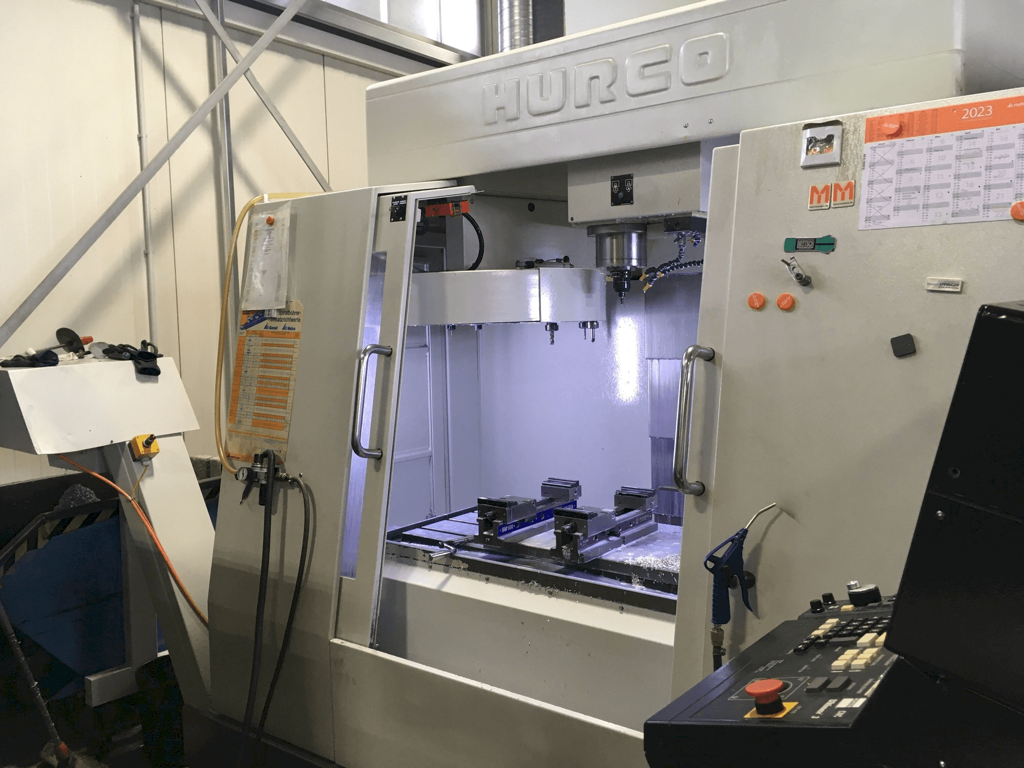 Widok z przodu maszyny Hurco BAC 30 HTM
