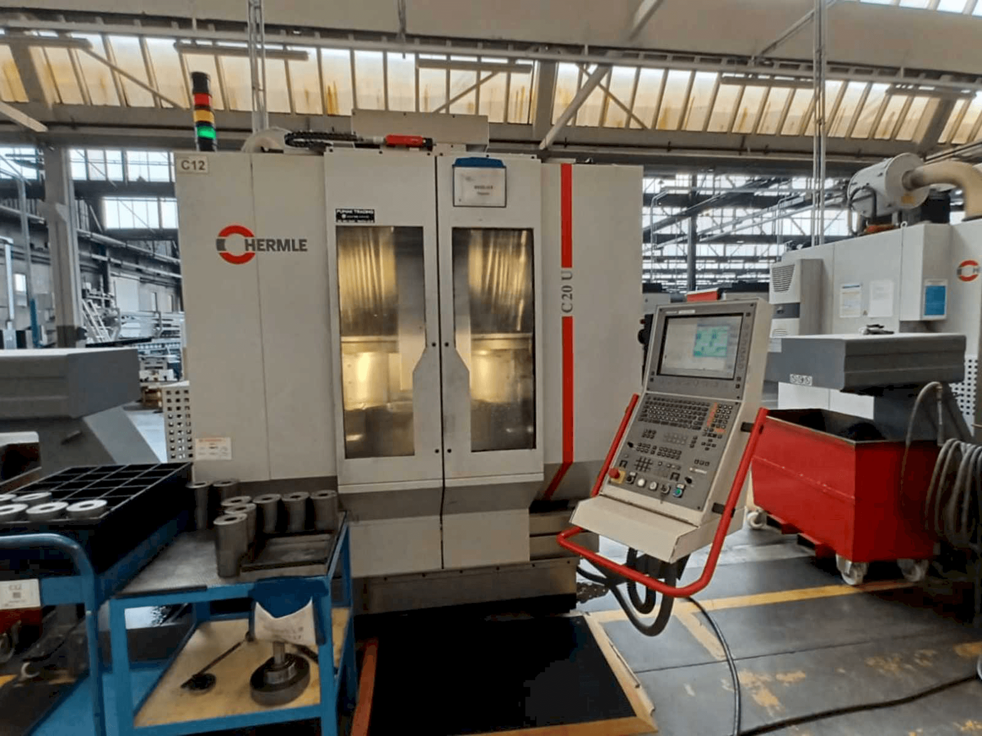 Widok z przodu maszyny HERMLE C20U
