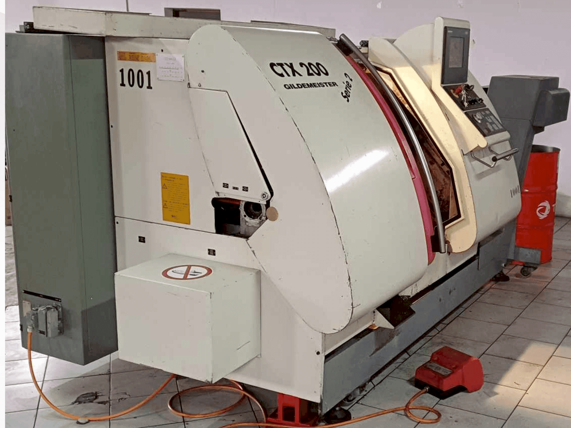 Widok z przodu maszyny Gildemeister CTX 200 S2