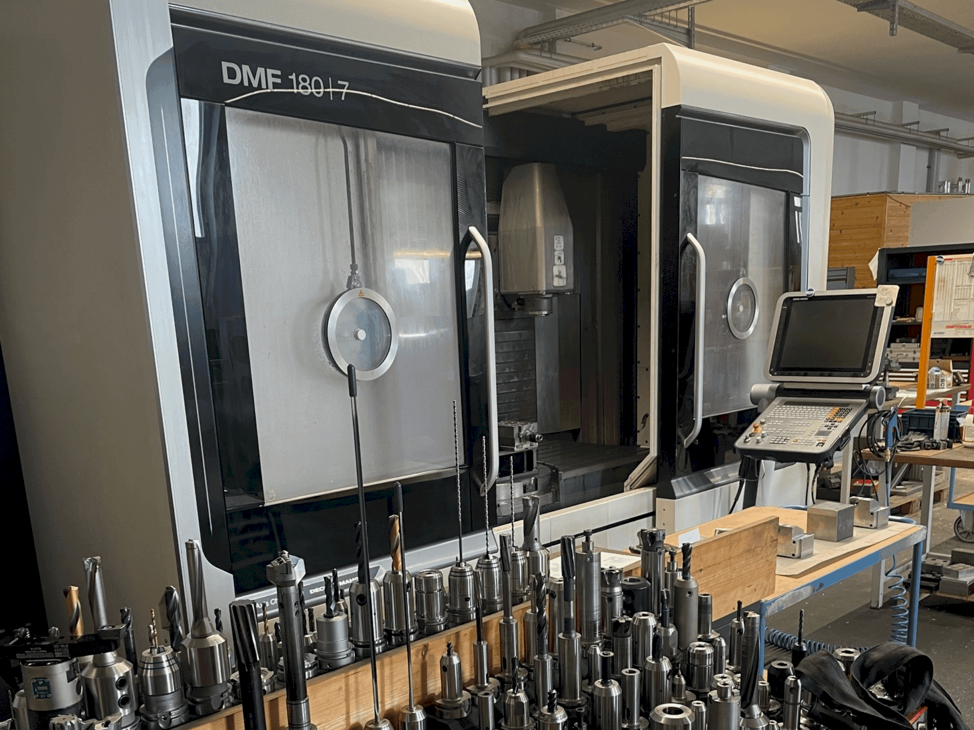 Widok z przodu maszyny DMG MORI DMF 180/7