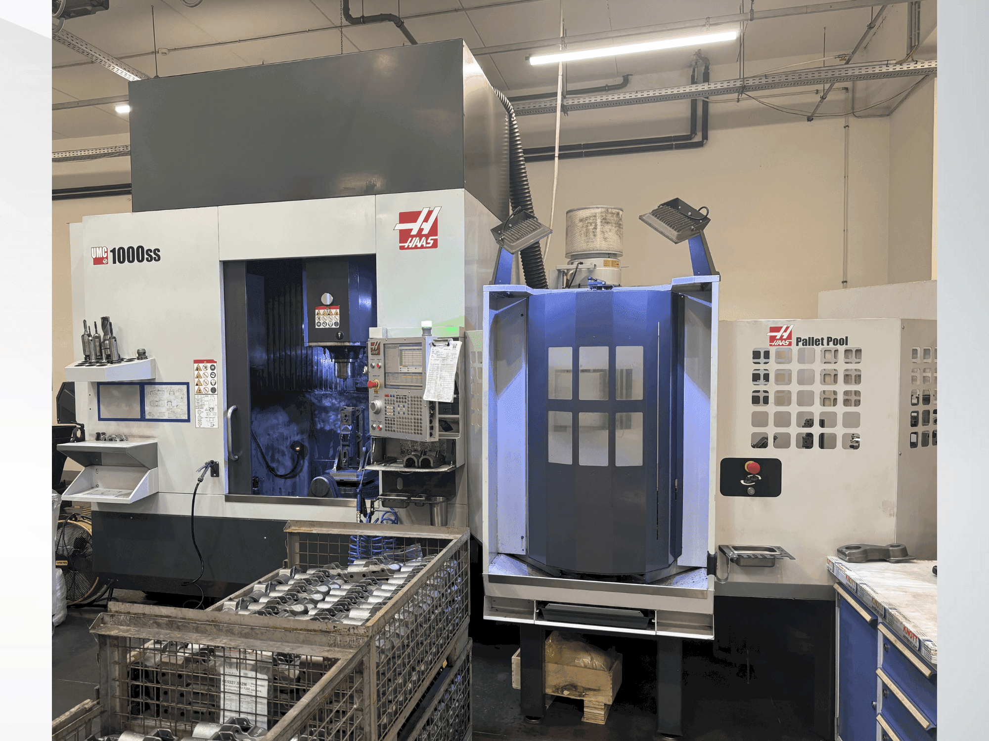 Widok z przodu maszyny HAAS UMC-1000SS