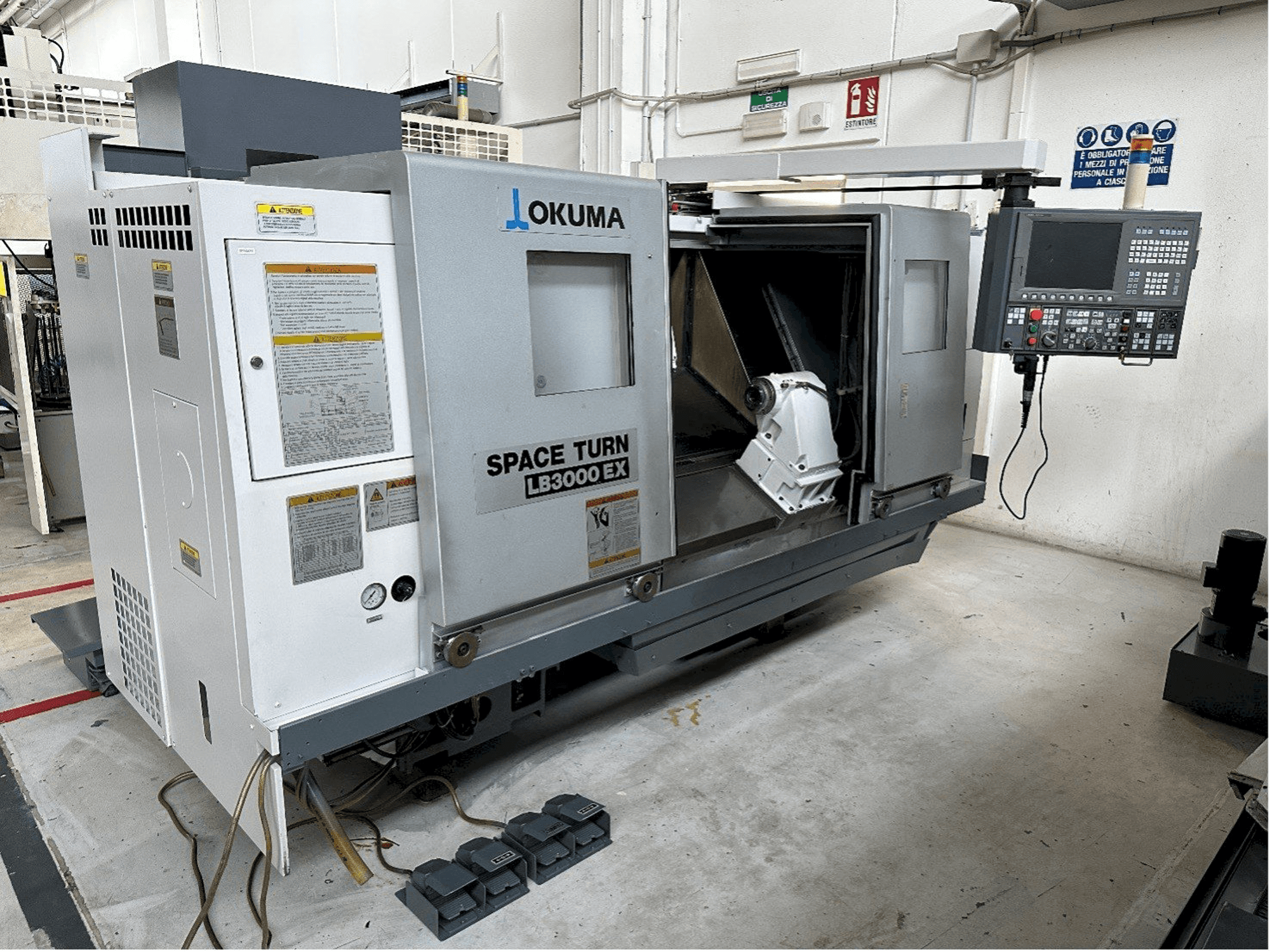 Widok z przodu maszyny Okuma LB 3000 EX