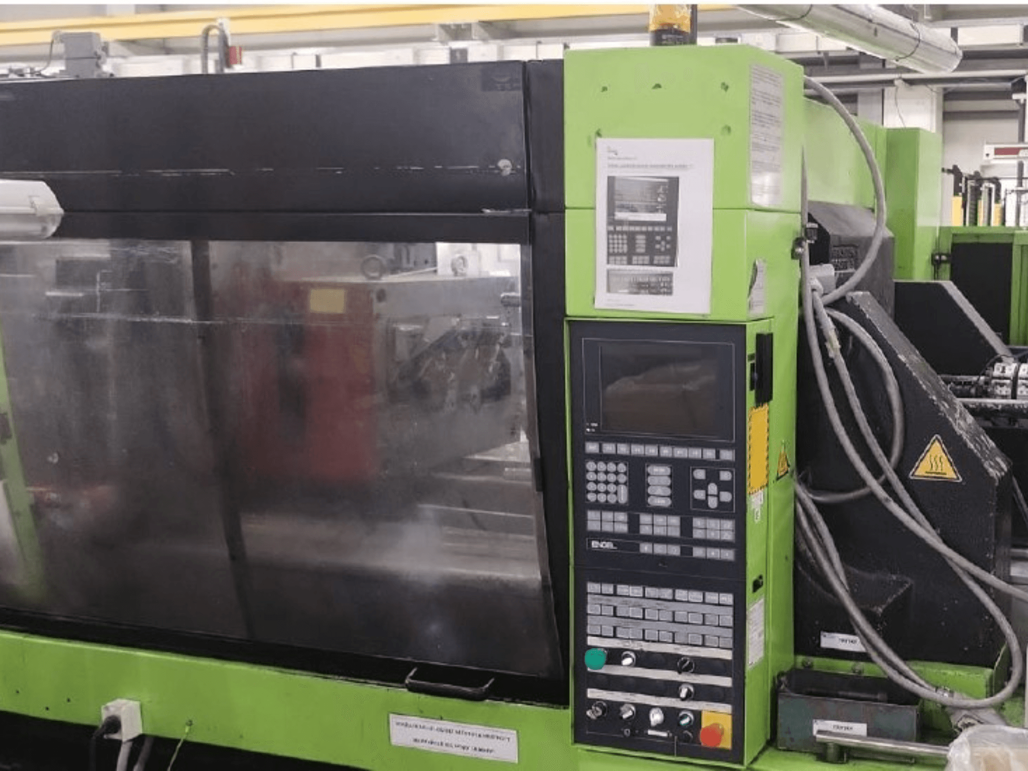 Hydrauliczna wtryskarka Engel ES 1050/275 HL-V – widok z boku przedstawiający panel sterowania i elementy robocze.