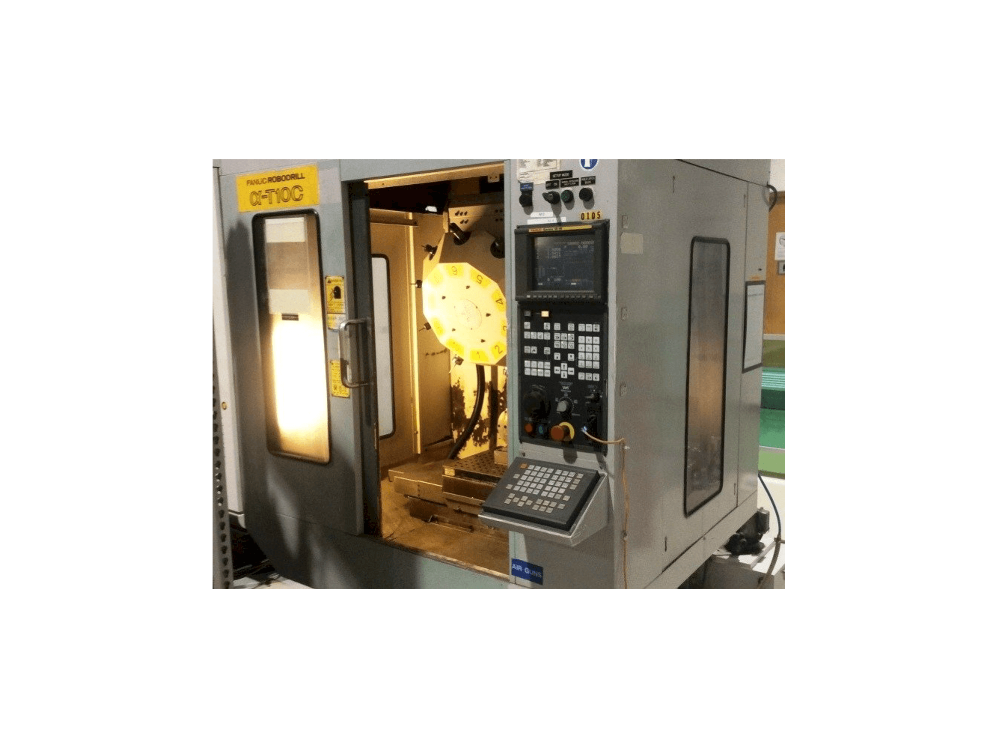 Widok z przodu maszyny FANUC RoboDrill Q-T10C