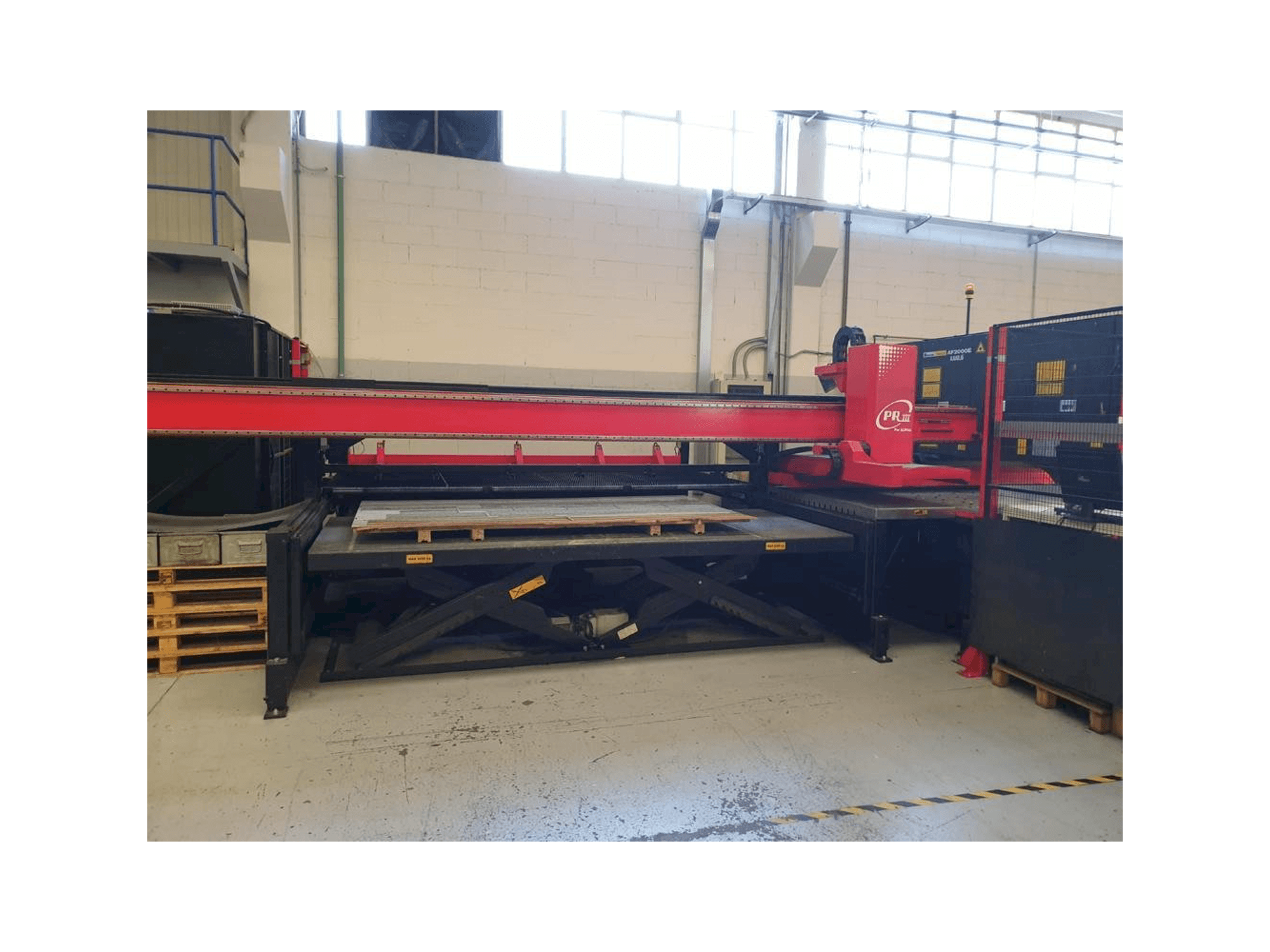 Widok z przodu maszyny AMADA LC 2415 ALFA IV