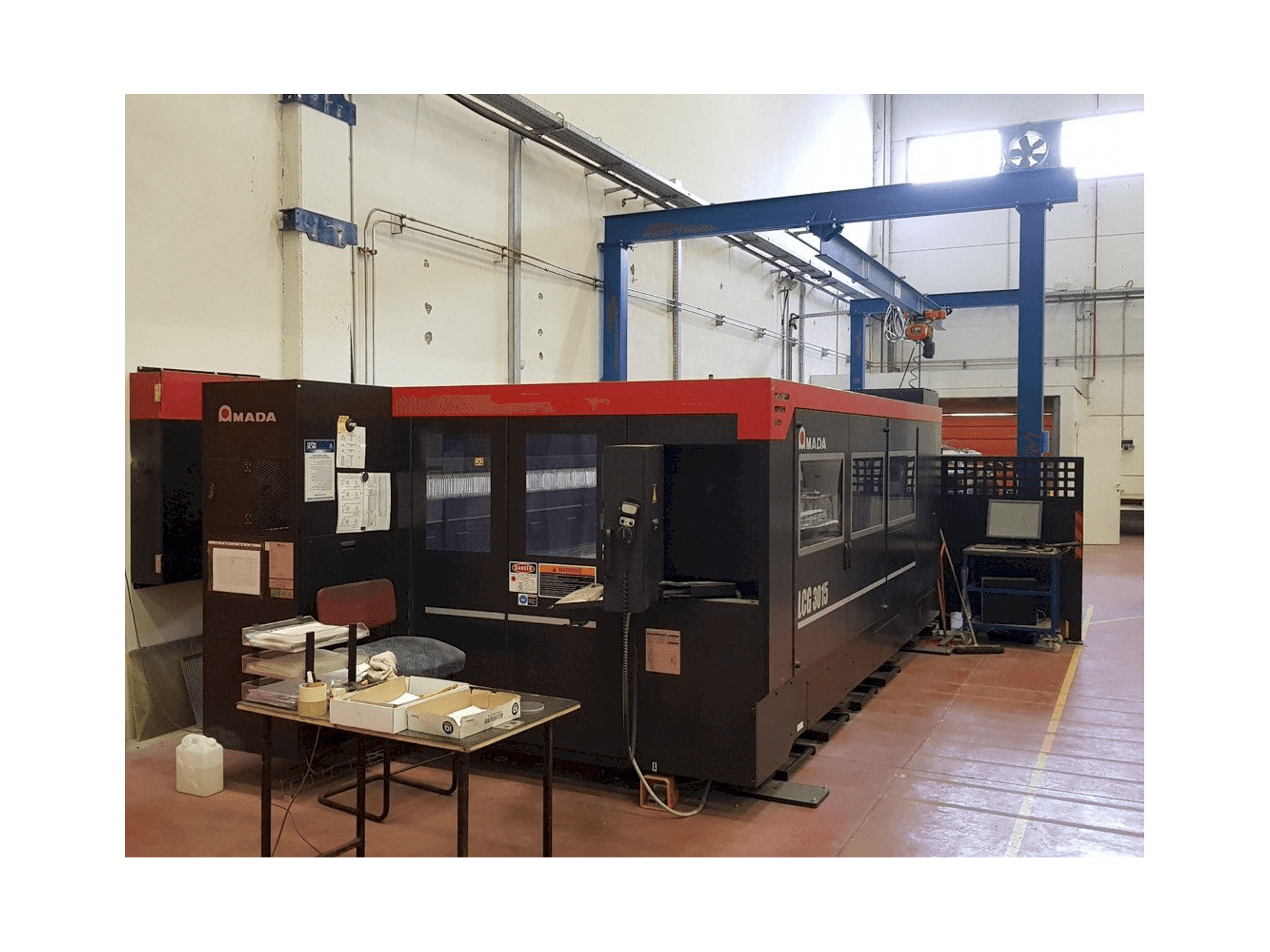 Widok z przodu maszyny AMADA Lcg 3015