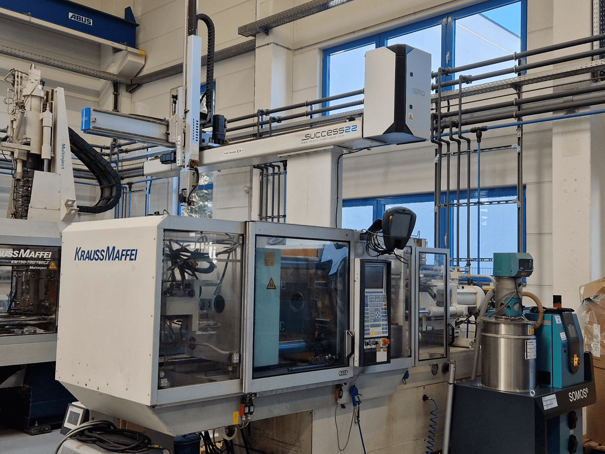 Wtryskarka KraussMaffei Success 22 z panelem sterowania, widziana od przodu w warunkach fabrycznych.