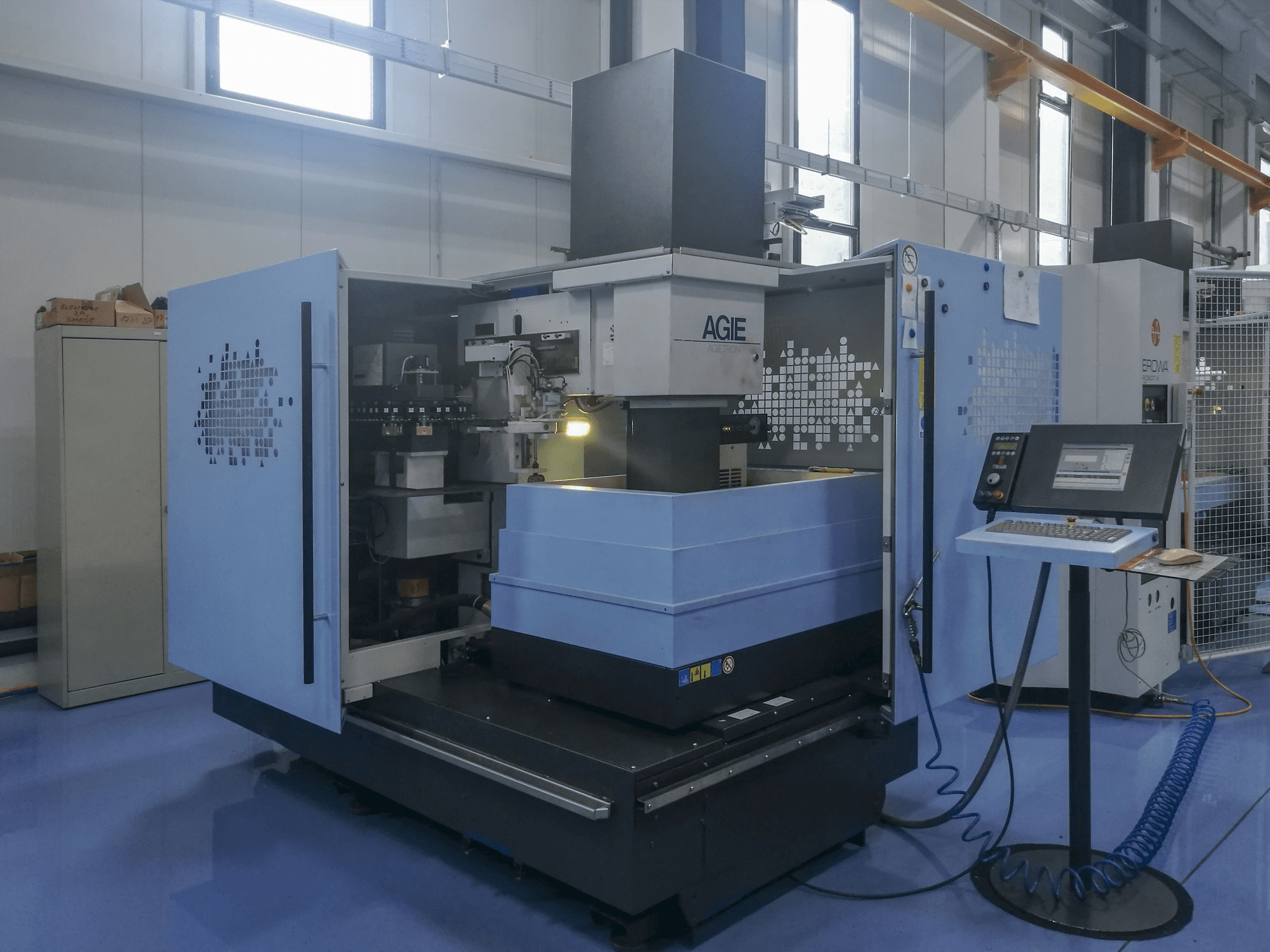 Widok z przodu 1 maszyny AGIE AGIETRON INNOVATION 2