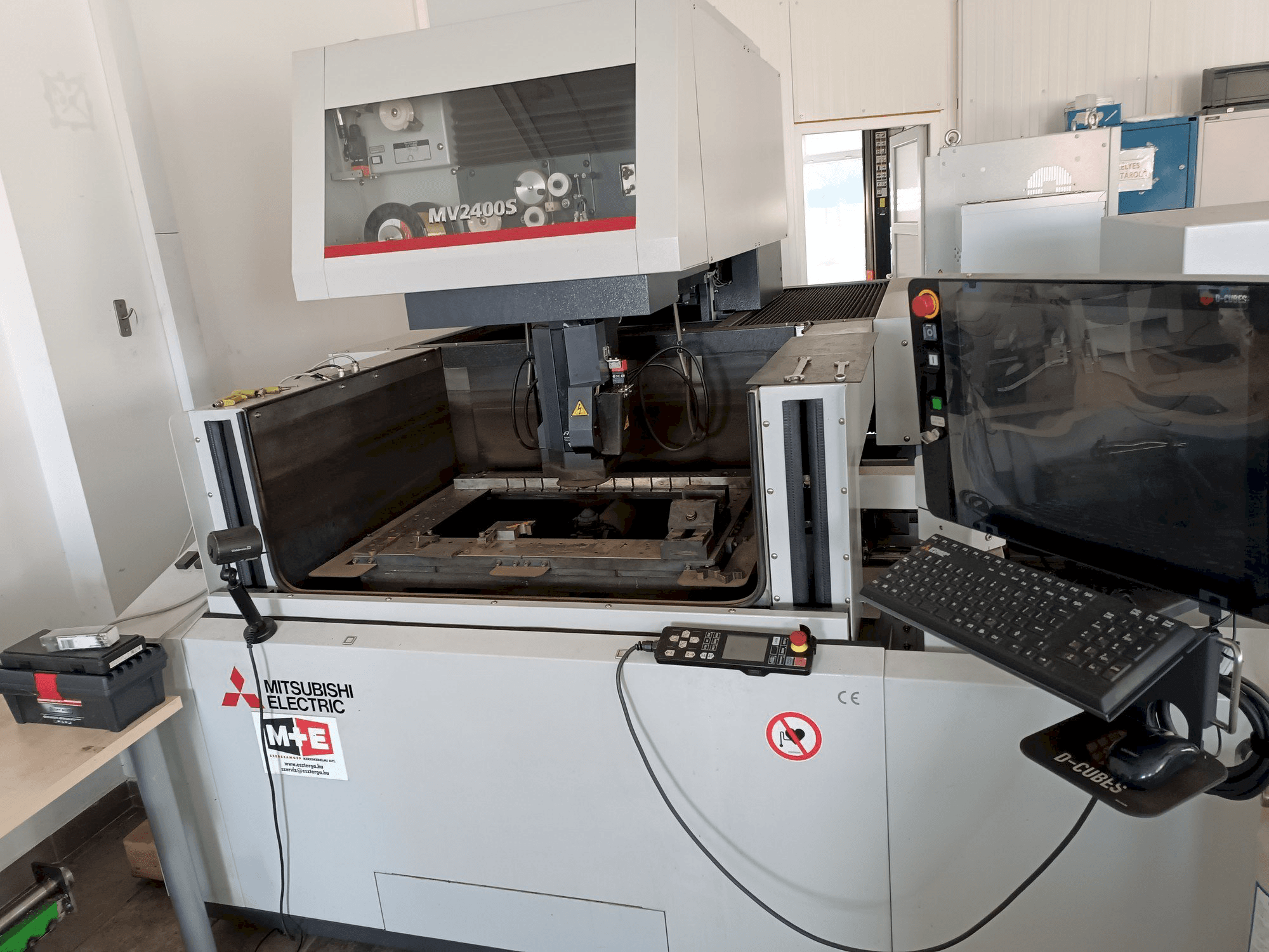 Widok z przodu maszyny Mitsubishi MV2400S