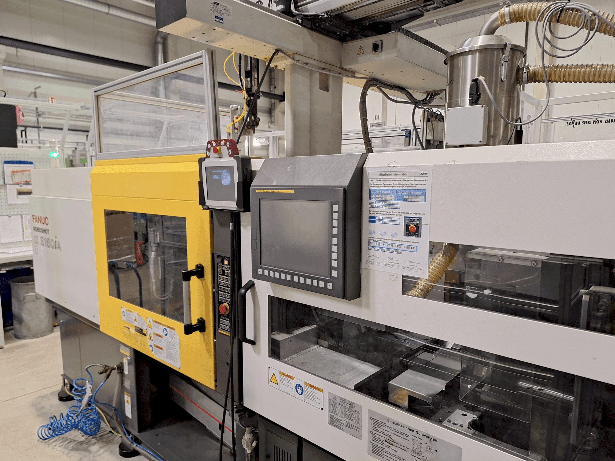 Widok z przodu maszyny FANUC Roboshot S150iA