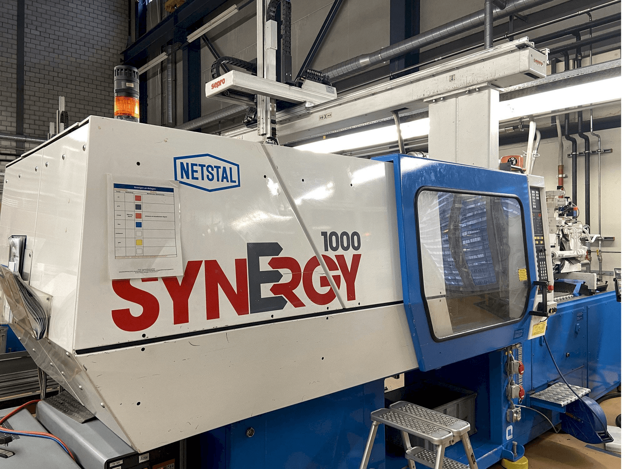 Widok z przodu maszyny Netstal SYNERGY 1000-230