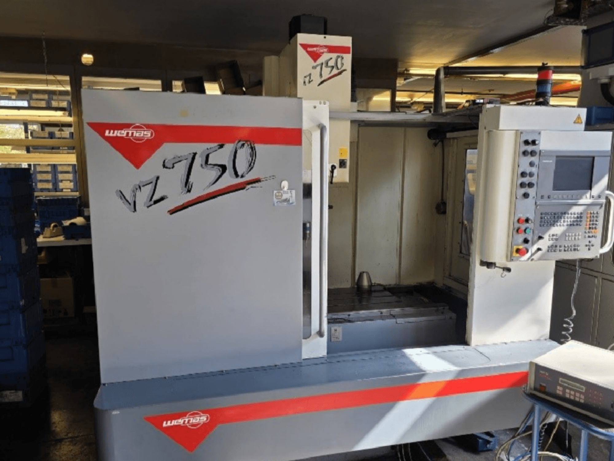Pionowe centrum obróbcze WEMAS VZ 750 CENTURY, widok z przodu przedstawiający panel sterowania i obszar roboczy.
