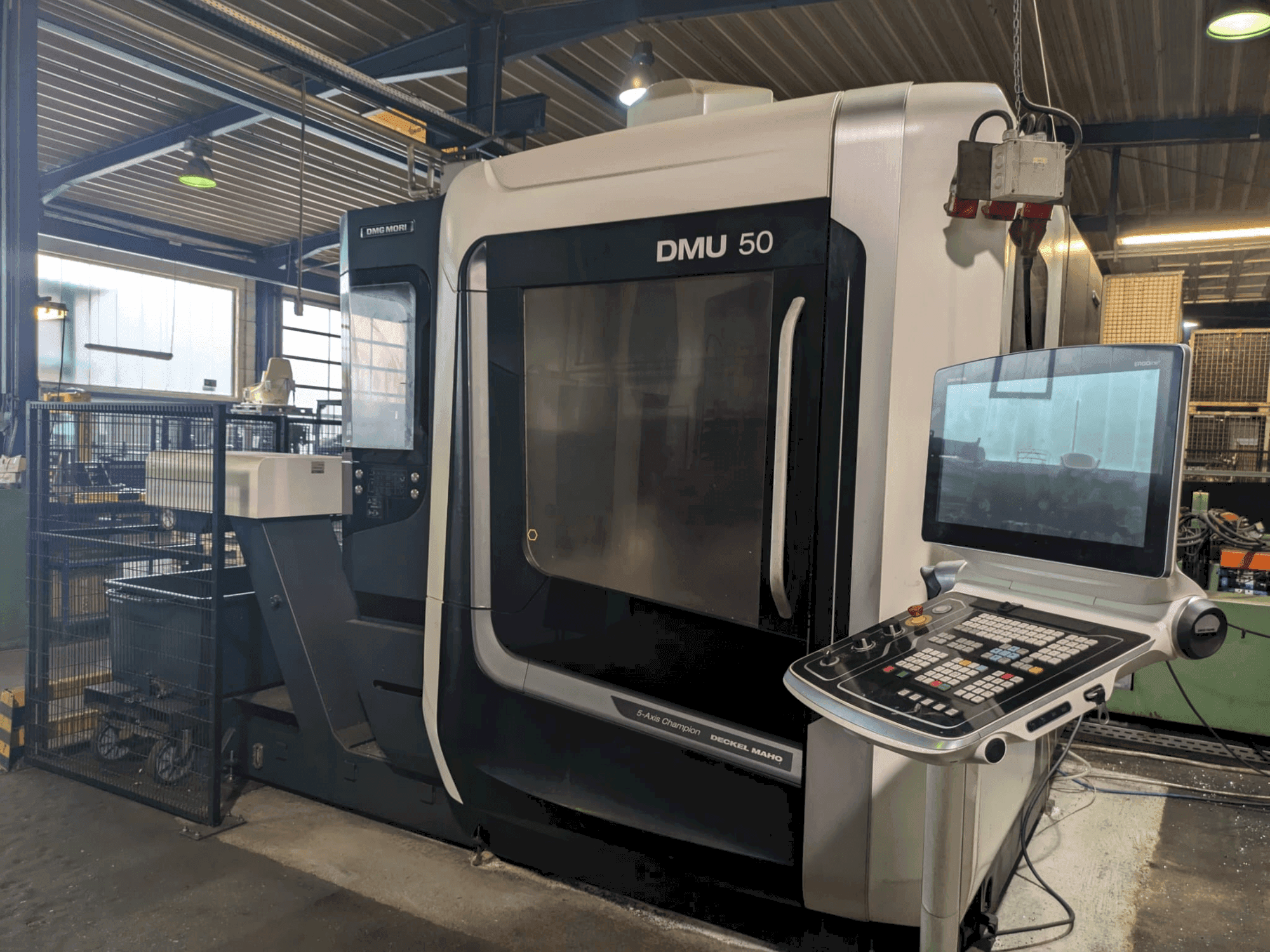Widok z przodu maszyny DMG MORI DMU 50 3rd Gen