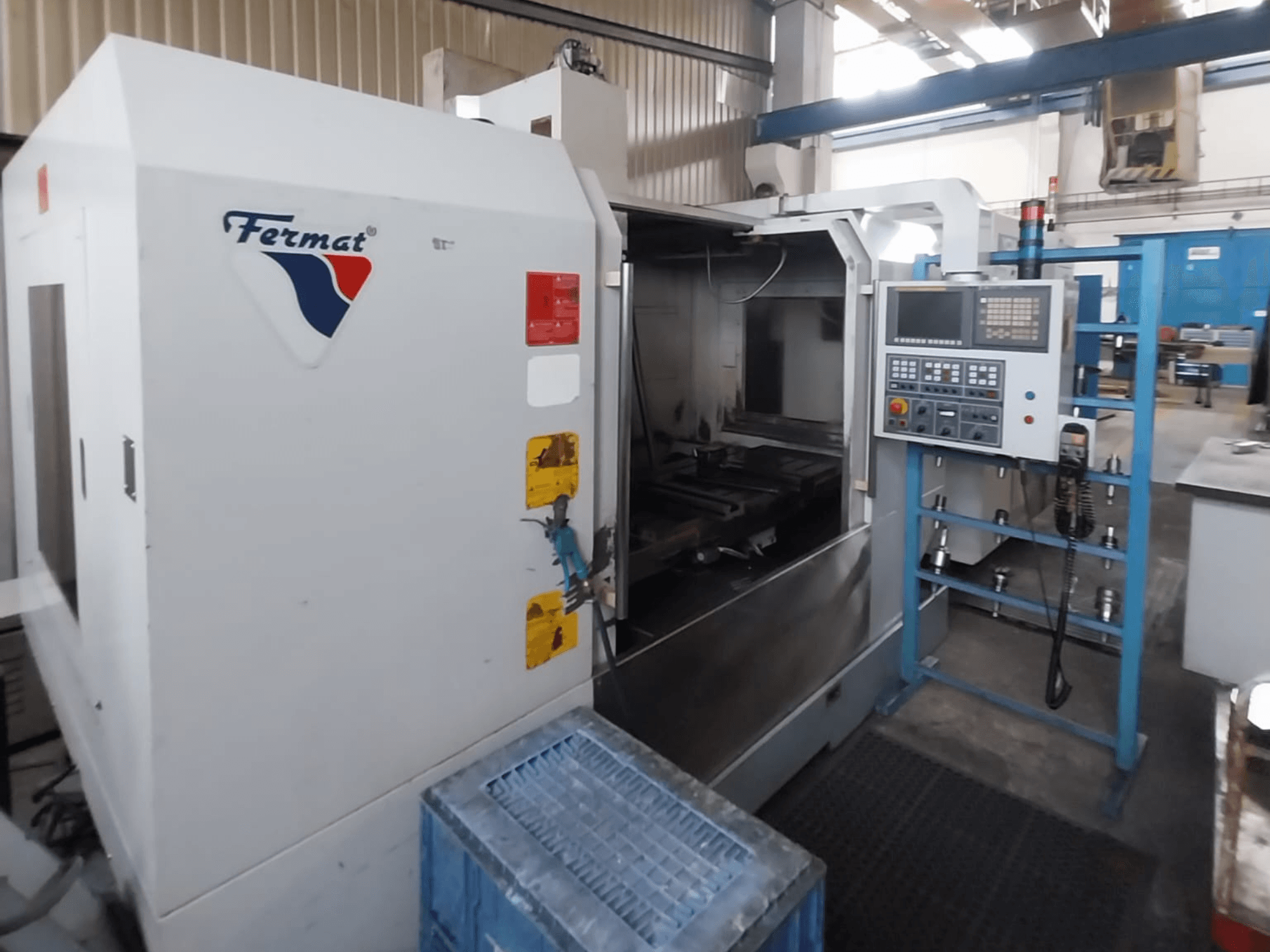 Pionowe centrum obróbcze FERMAT VMF 1000, widok z przodu, panel sterowania i wnętrze maszyny.