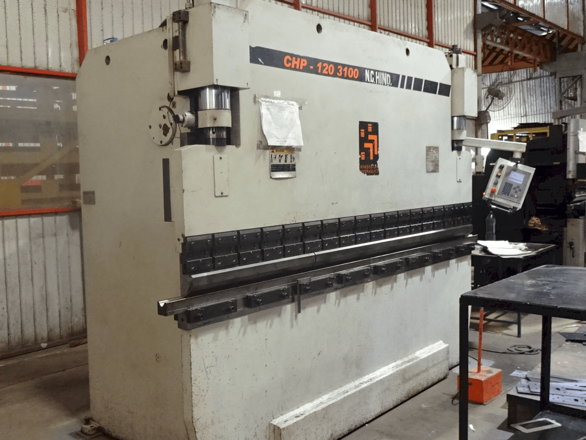 Widok z lewej maszyny Hindustan Hydraulics CHP 120