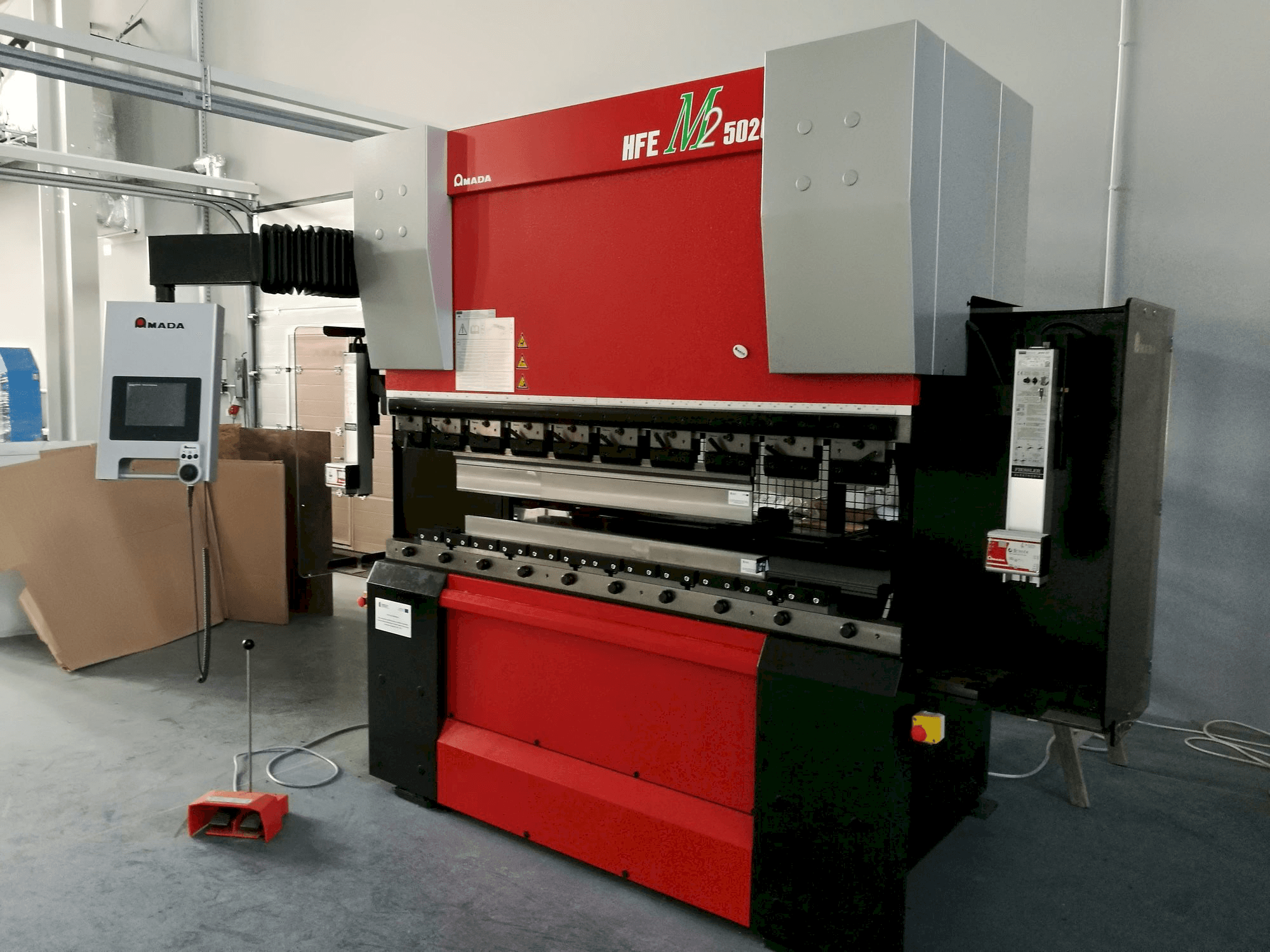 Widok z przodu maszyny AMADA HFE M2 5020