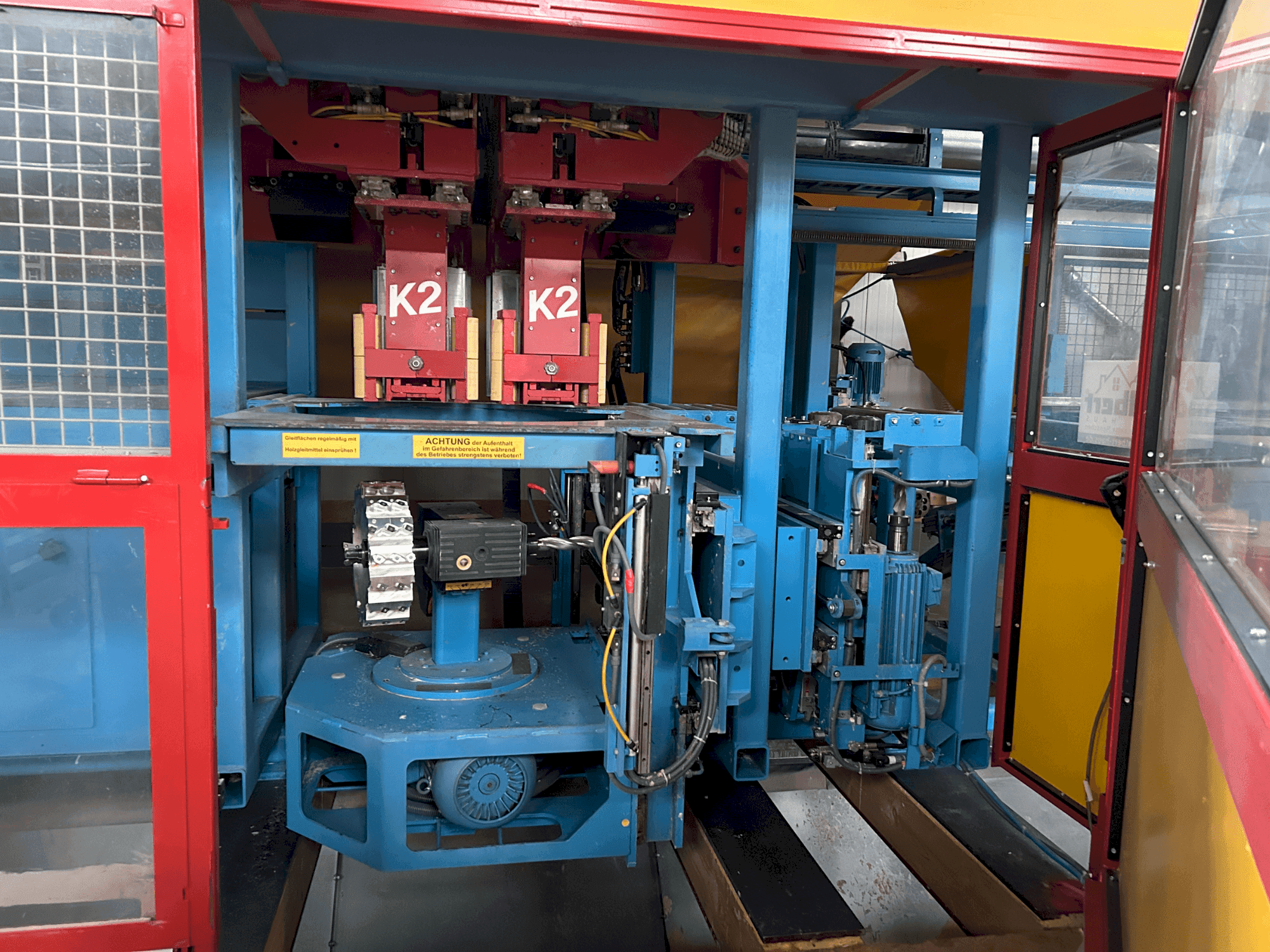 Widok z przodu maszyny HUNDEGGER K2-5-450