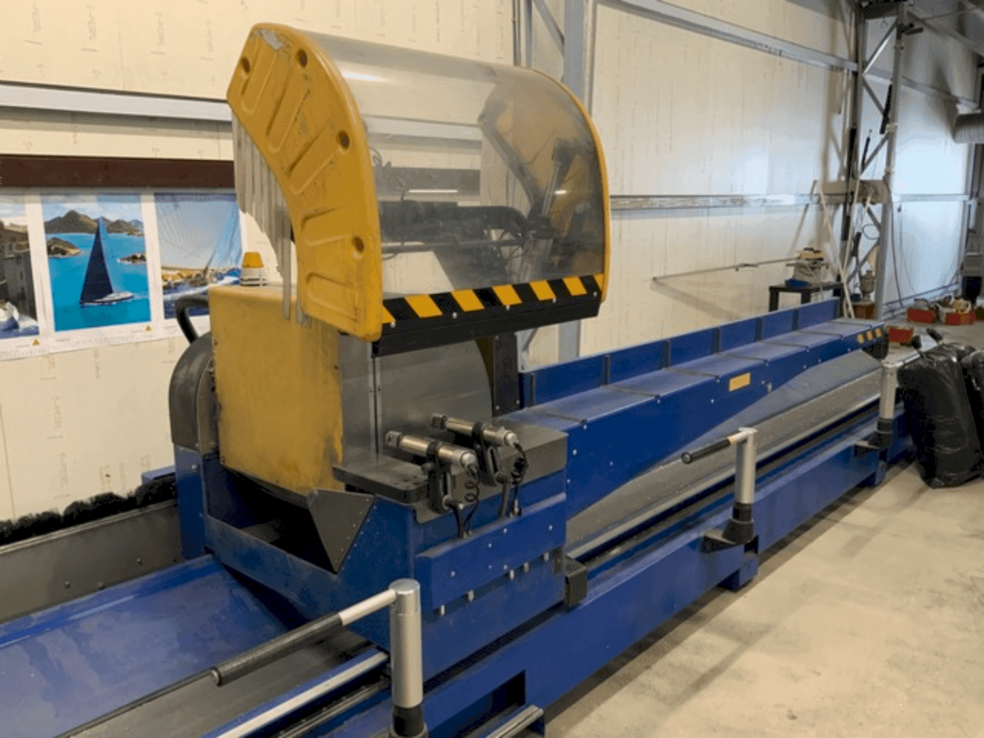 Widok z przodu maszyny SCHÜCO PDG e-Cut 600