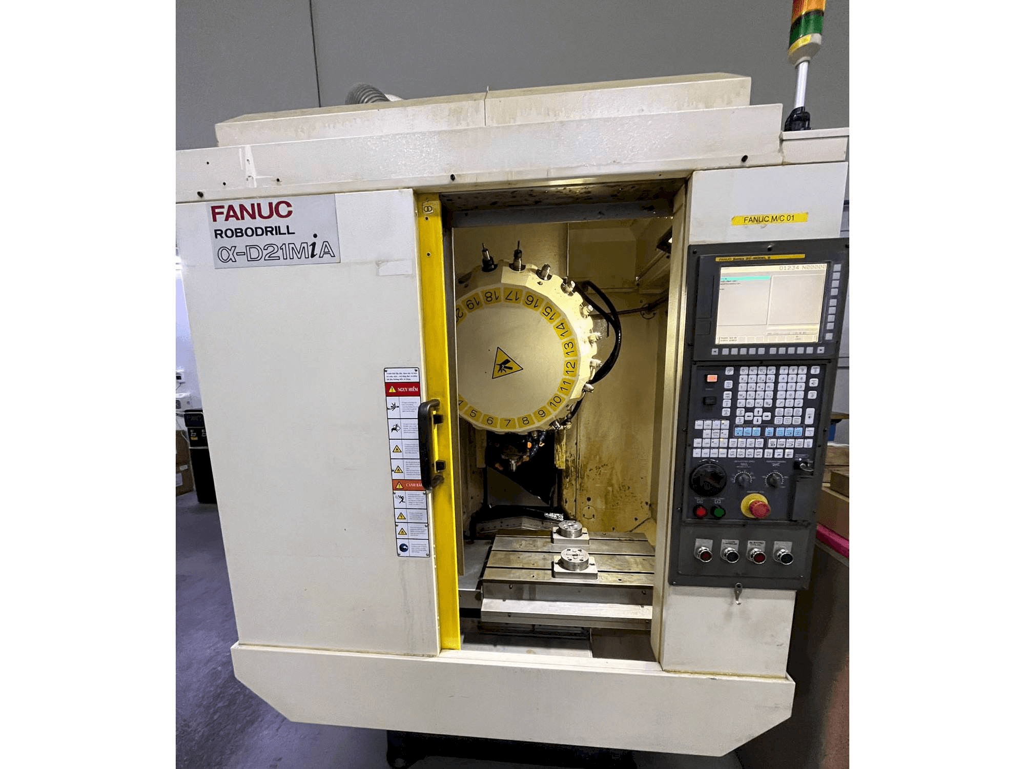 Widok z przodu maszyny FANUC ROBODRILL A-D21MiA