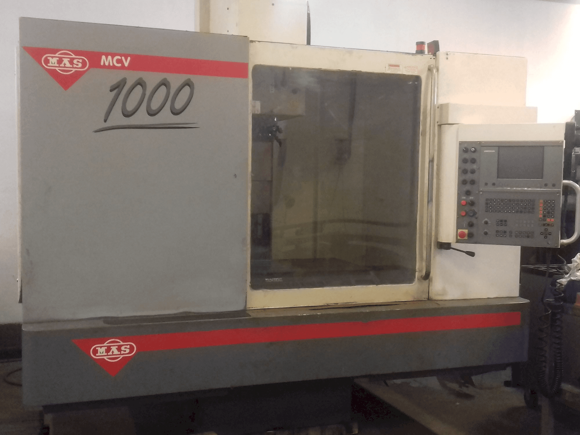 Widok z przodu maszyny KOVOSVIT MAS MCV 1000 CNC