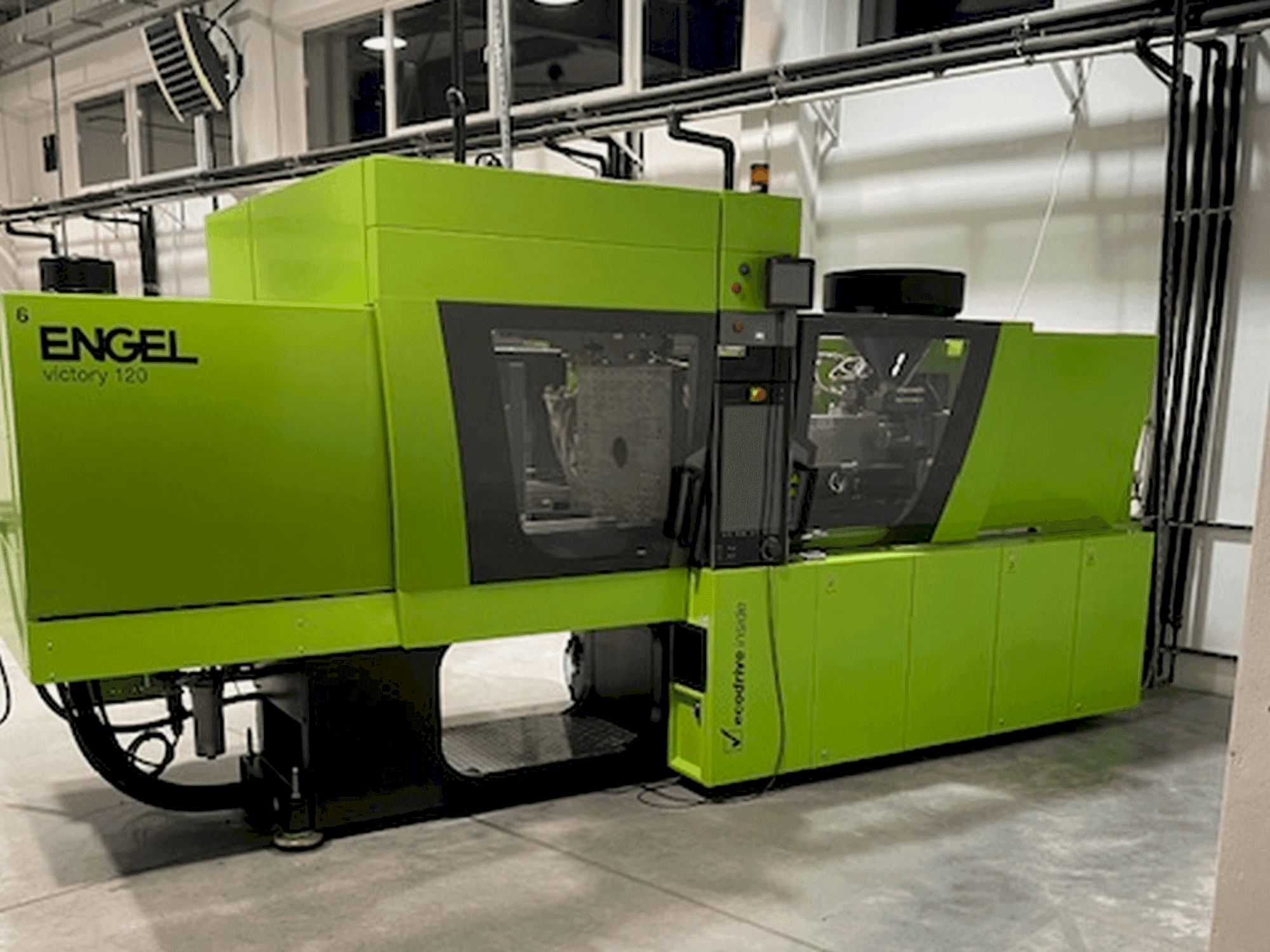 Widok z przodu maszyny Engel Victory 650/120 tech