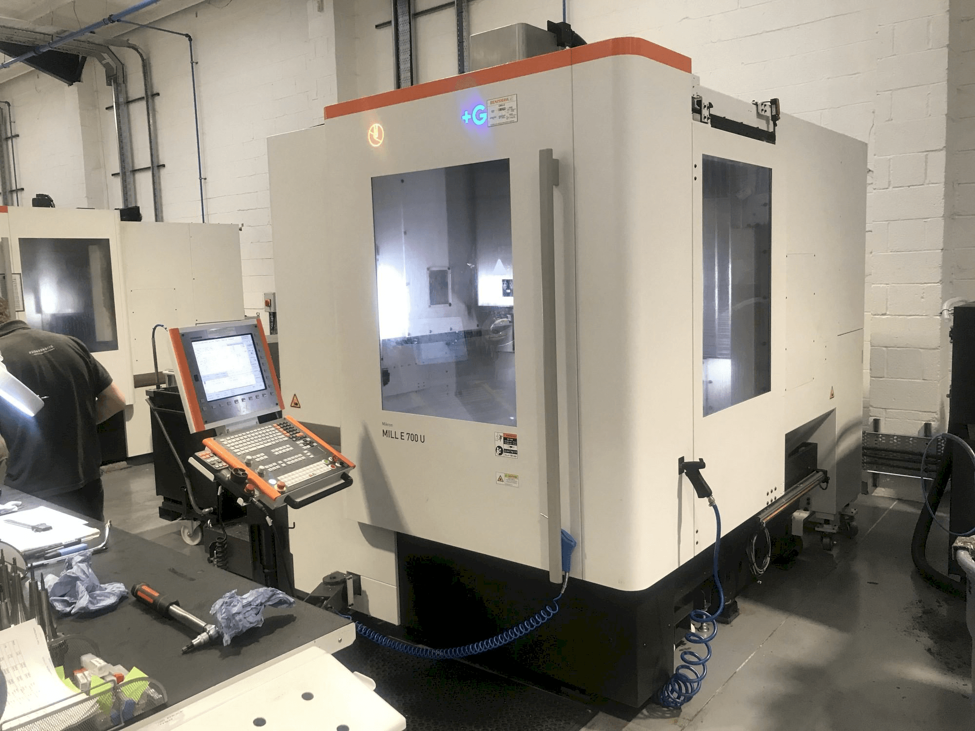 Widok z przodu maszyny MIKRON Mill E 700 U