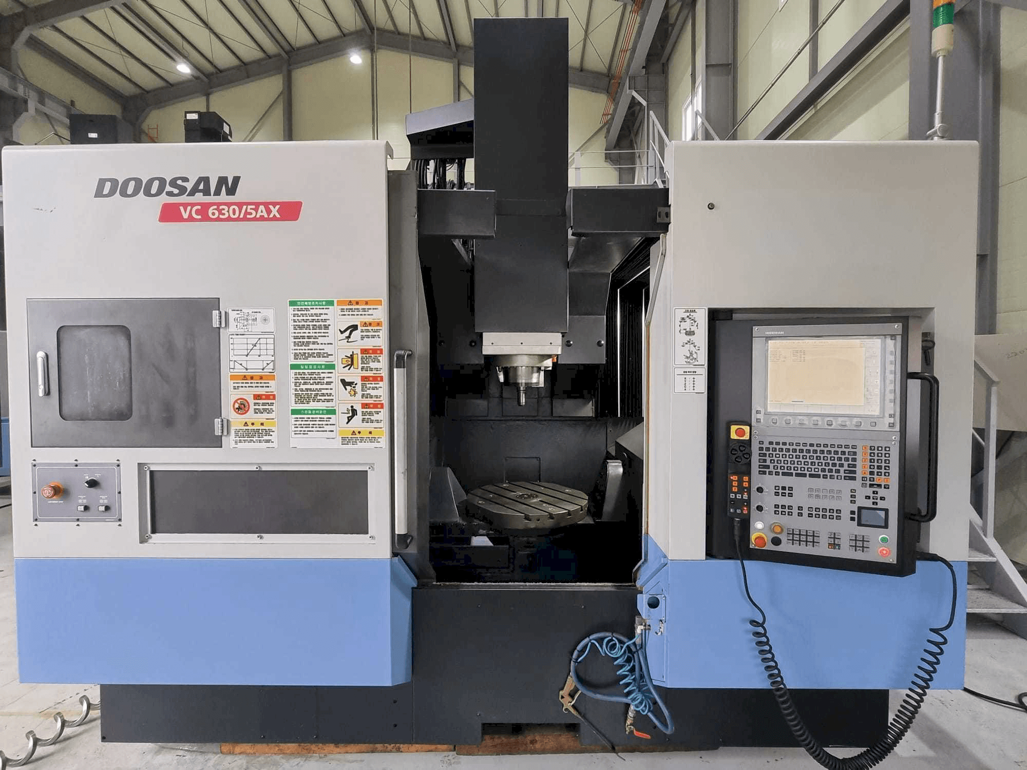 Widok z przodu maszyny Doosan VC630/5AX