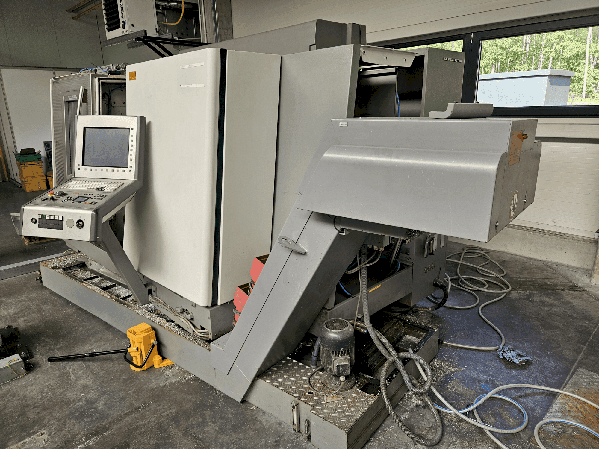 Widok z przodu maszyny Gildemeister CTX 420 Linear