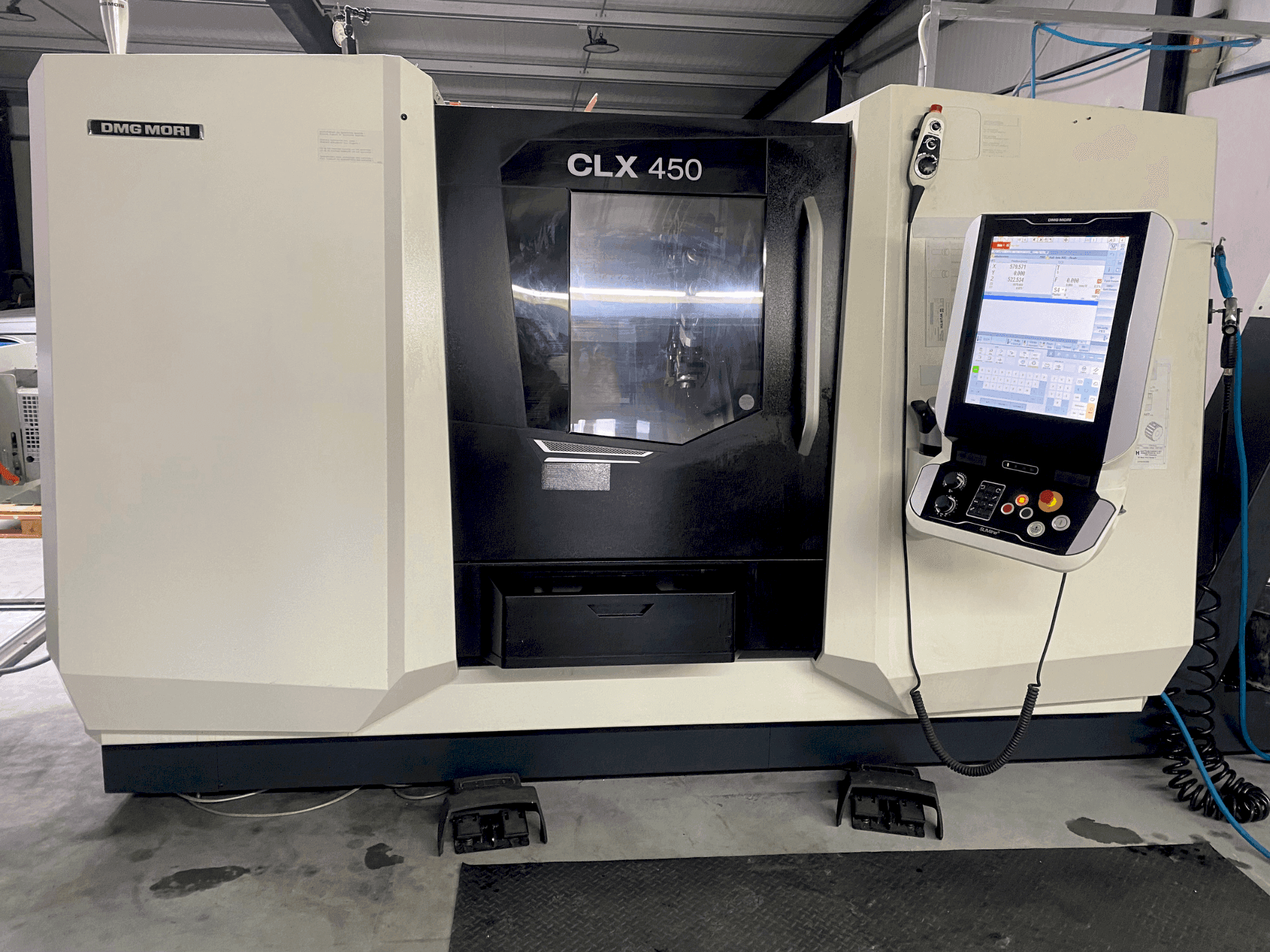 Widok z przodu maszyny DMG MORI CLX 450 V6