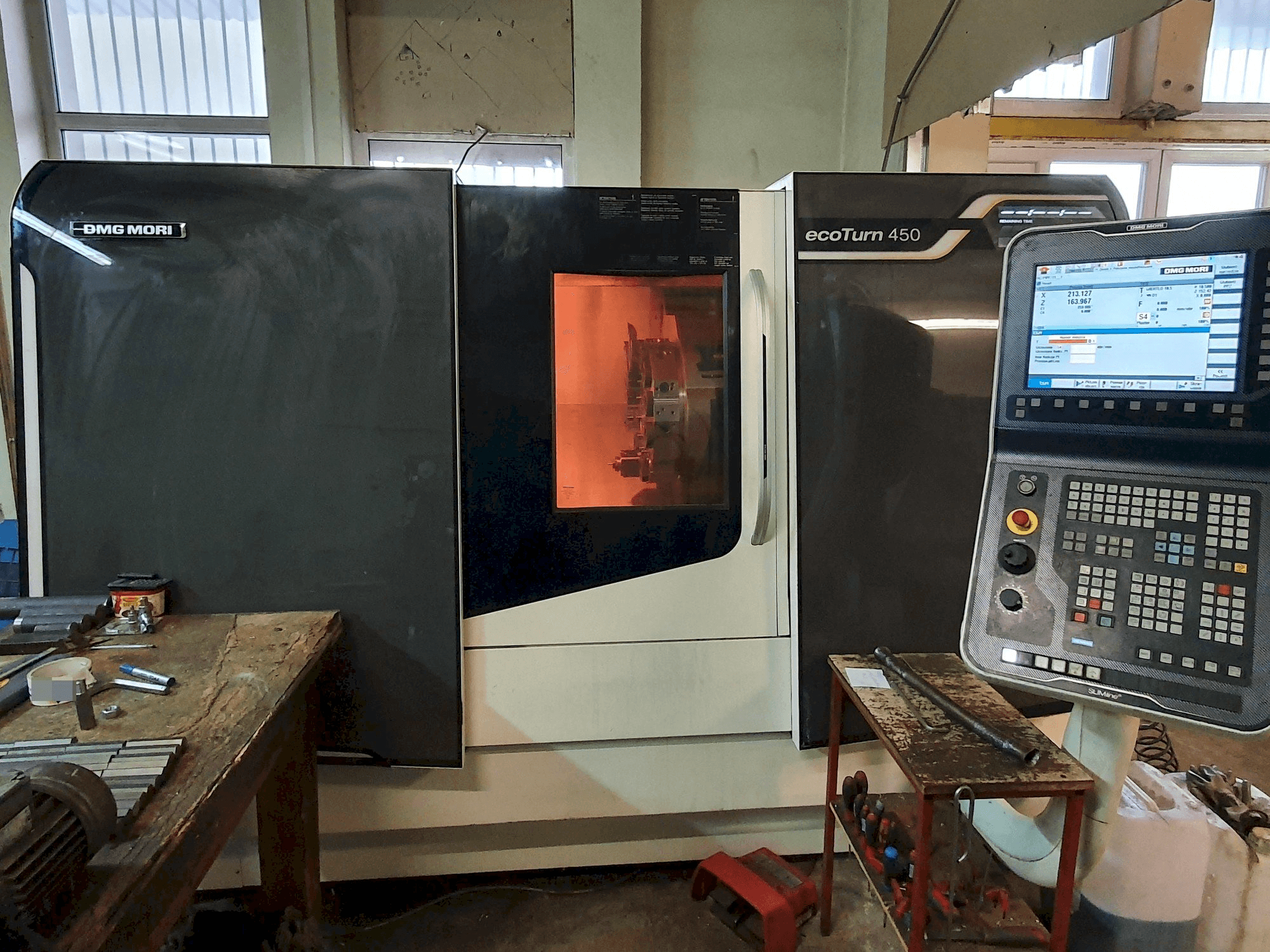 Widok z przodu maszyny DMG MORI ecoTurn 450
