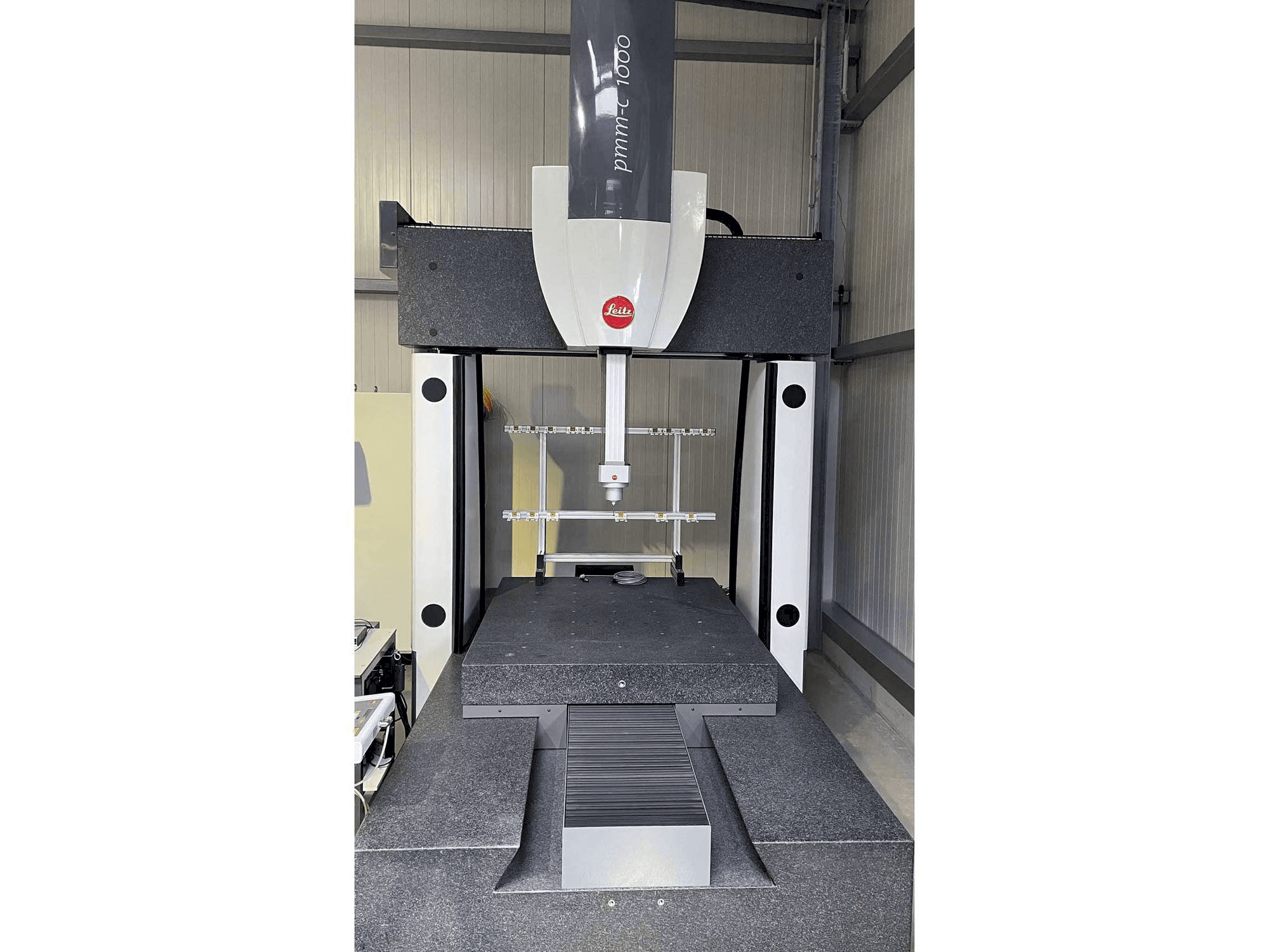 Widok z przodu maszyny Hexagon PMM-C 1000