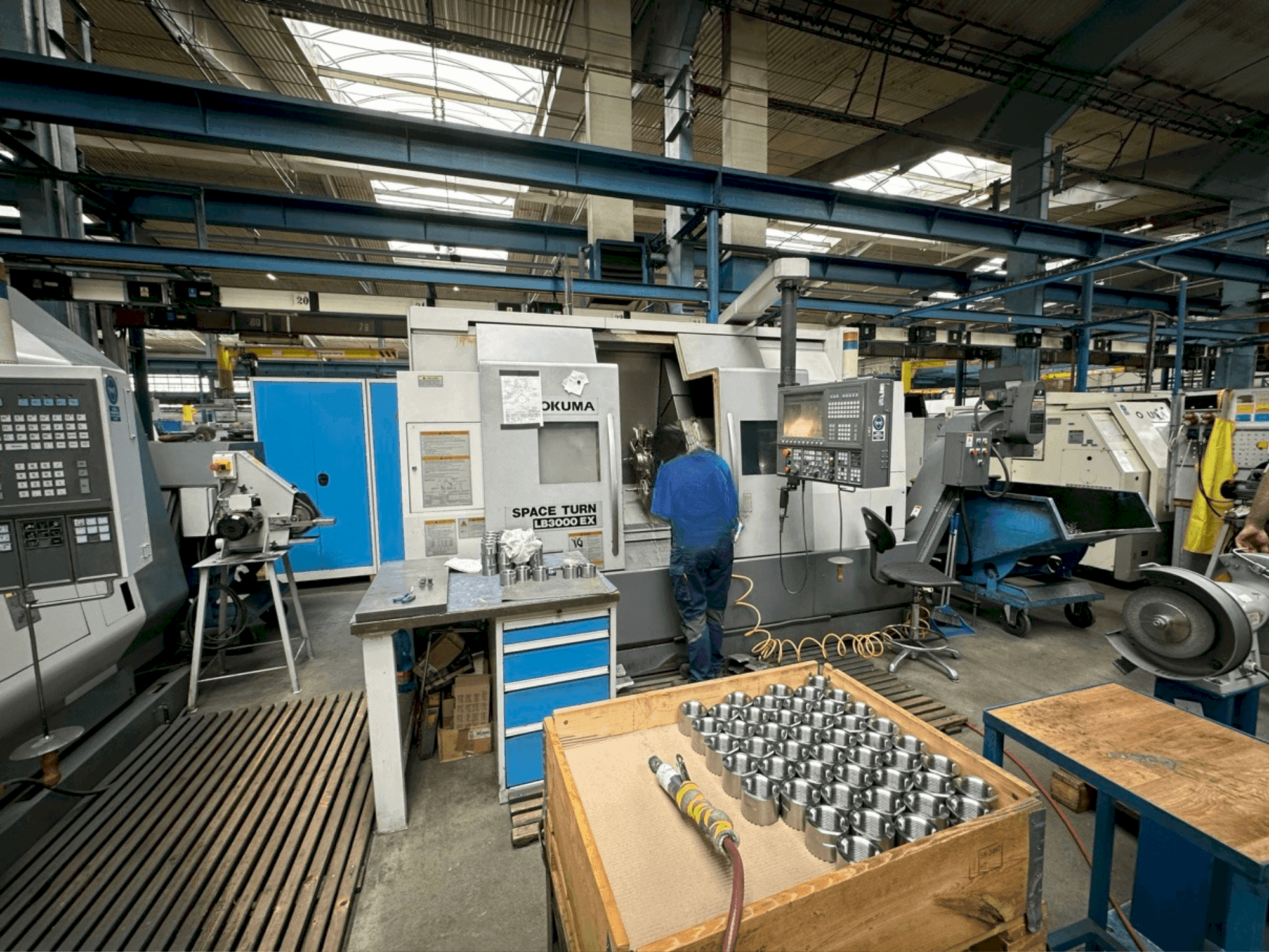 Widok z przodu maszyny Okuma LB 3000 MY