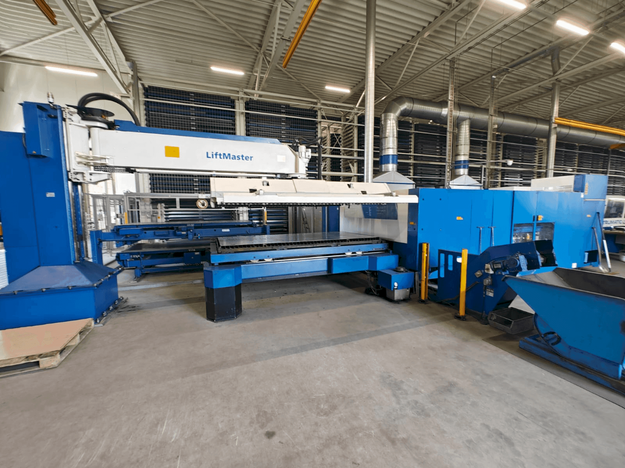 Widok z przodu maszyny TRUMPF TruLaser 5030 classic 6,0kW + LiftMaster