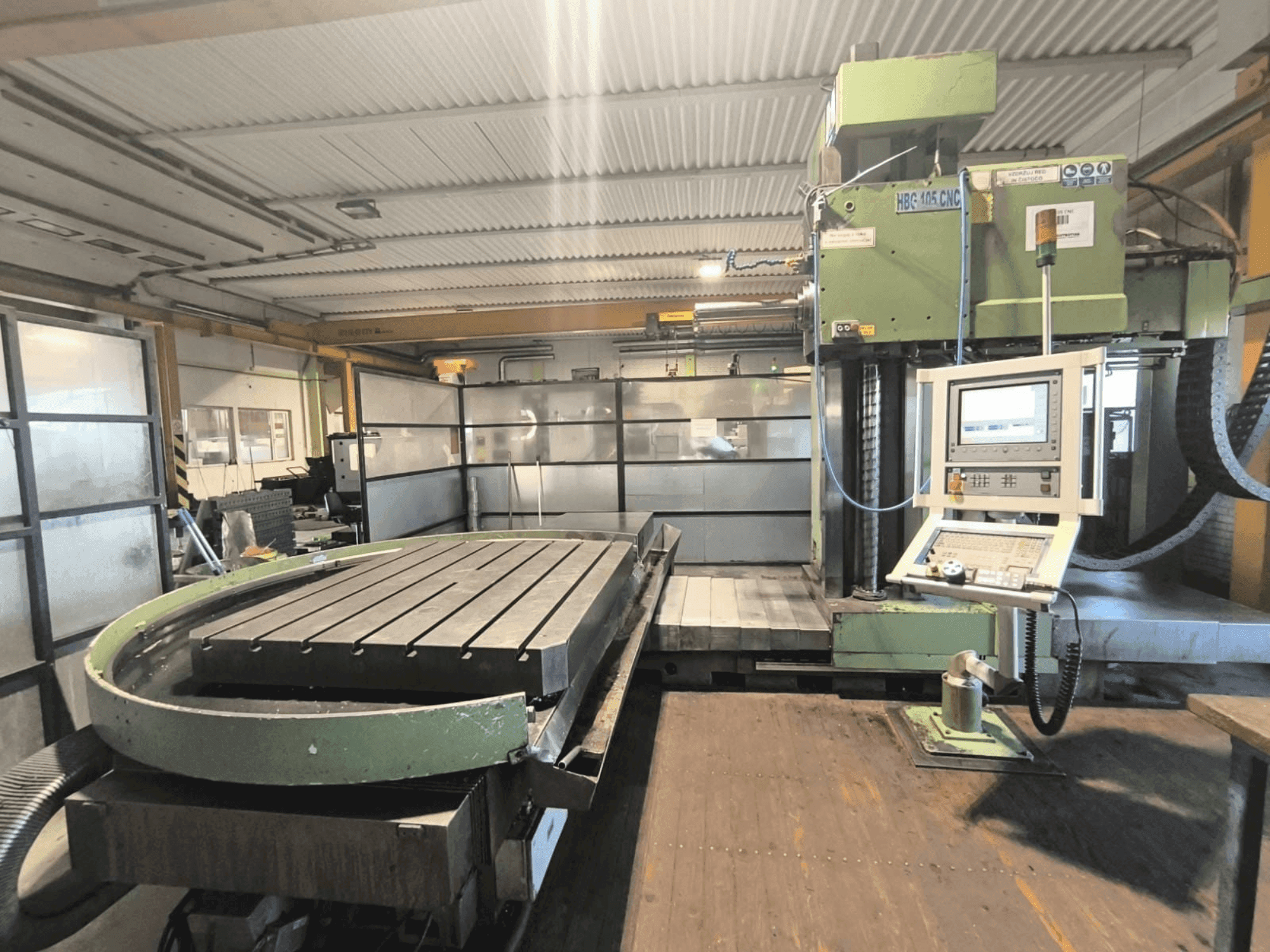 Widok z przodu maszyny MONTAVAR HBG 105 CNC
